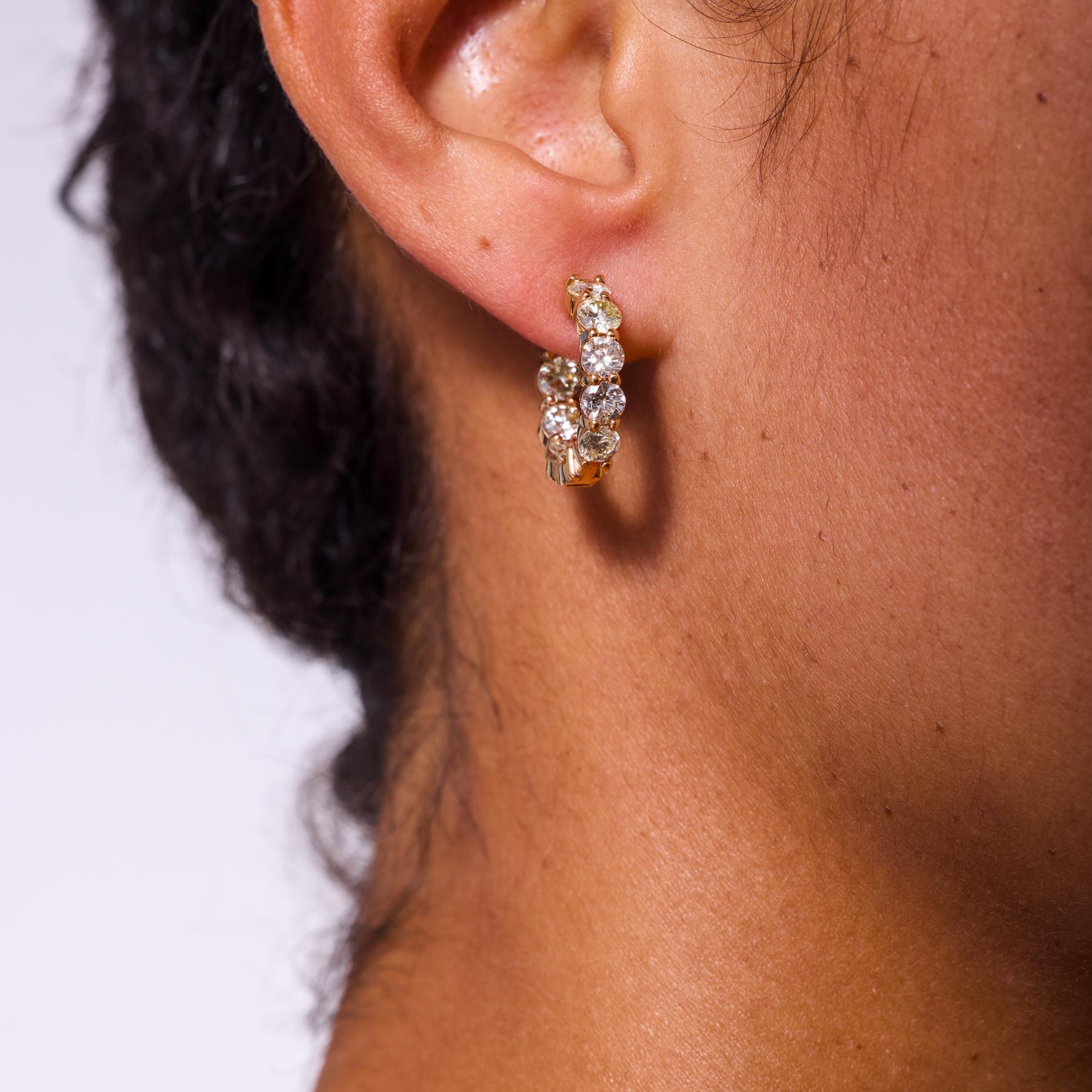 Diese strahlenden und modernen Ohrringe im Vintage-Stil schimmern durch den Glanz von achtzehn runden Diamanten im Brillantschliff mit einem Gesamtgewicht von etwa 3,75 Karat. Der warme Rotgoldton von 14 Karat Roségold bildet einen leuchtenden