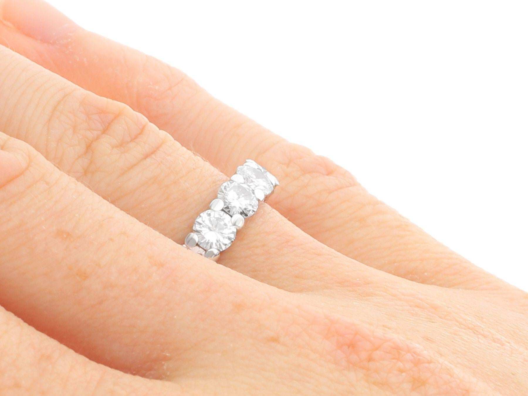 Taille brillant Bague d'éternité vintage en or blanc et diamants de 3,75 carats en vente