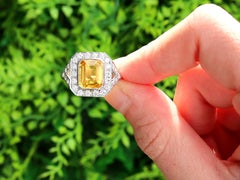 Anello d'epoca con zaffiro giallo da 3,75 carati e diamante da 0,84 carati in platino Circa 1940