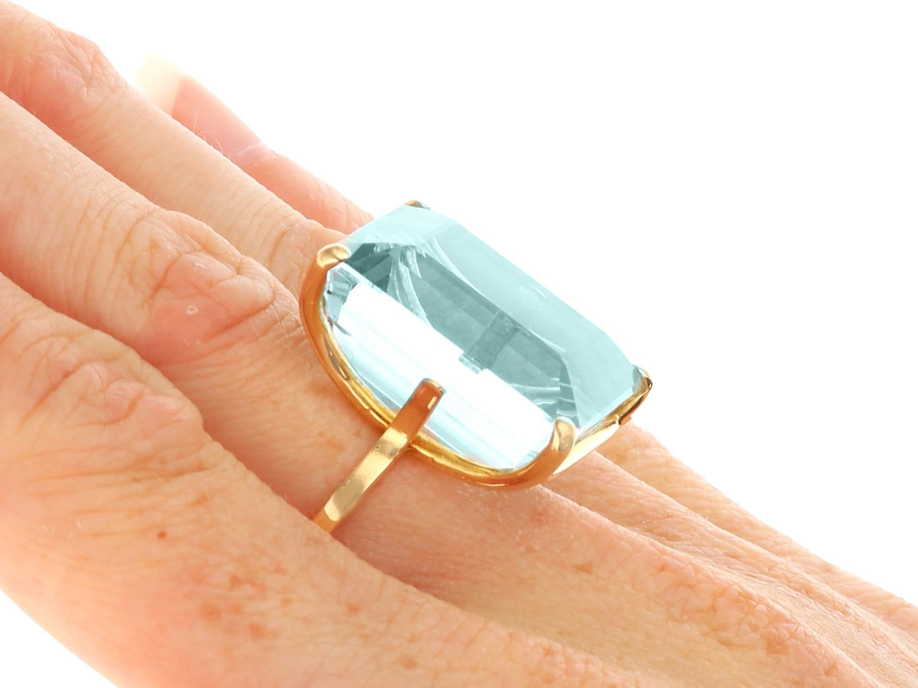 Vintage 37.60 Carat Aquamarine and 18k Yellow Gold Dress Ring 1950 For Sale 5