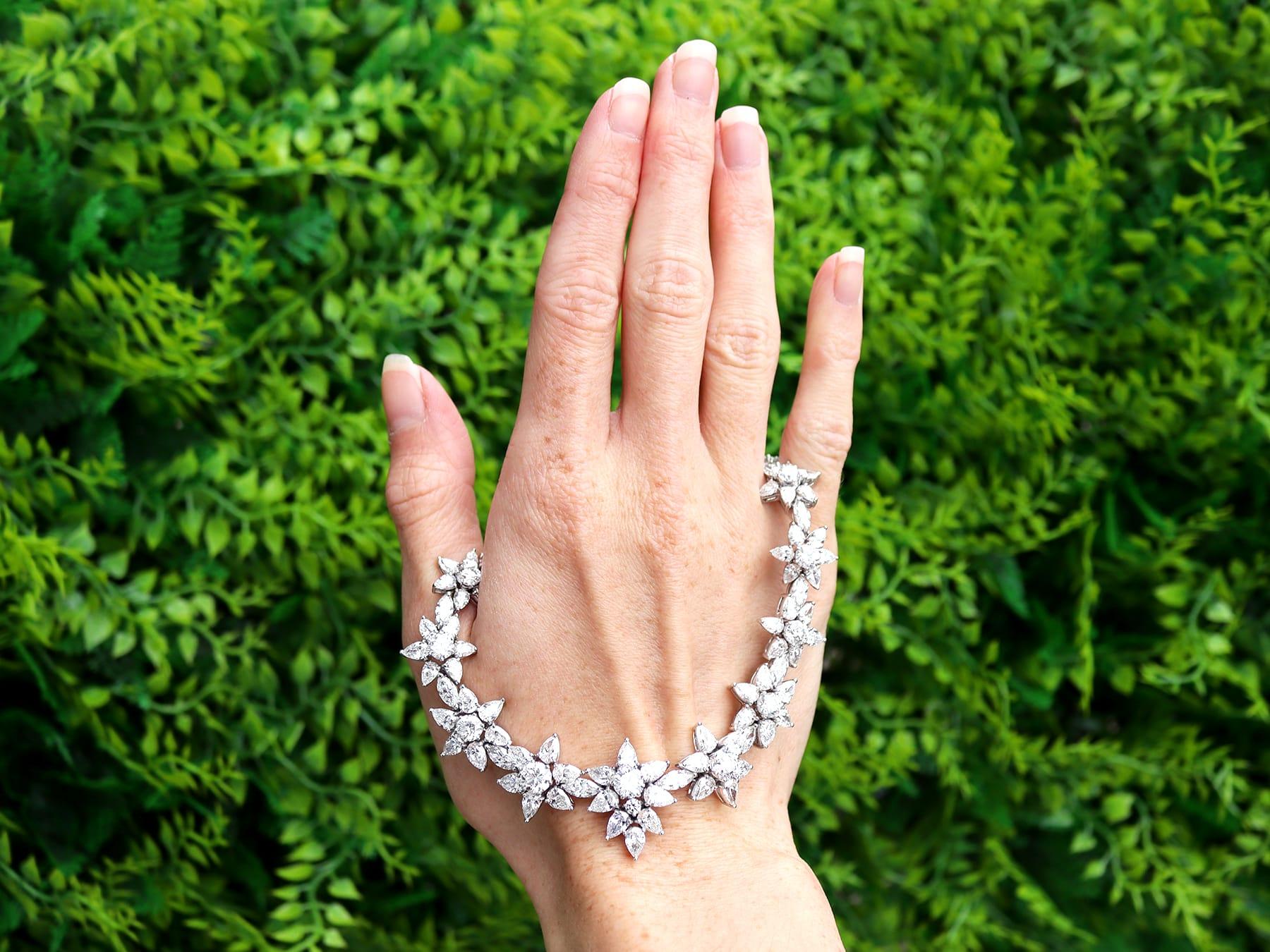 Magnifique, fin et impressionnant collier vintage en or blanc 18 carats et diamants de 38,35 carats, faisant partie d'une collection de bijoux en diamants.

Ce magnifique, fin et impressionnant collier floral en diamants vintage a été réalisé en or