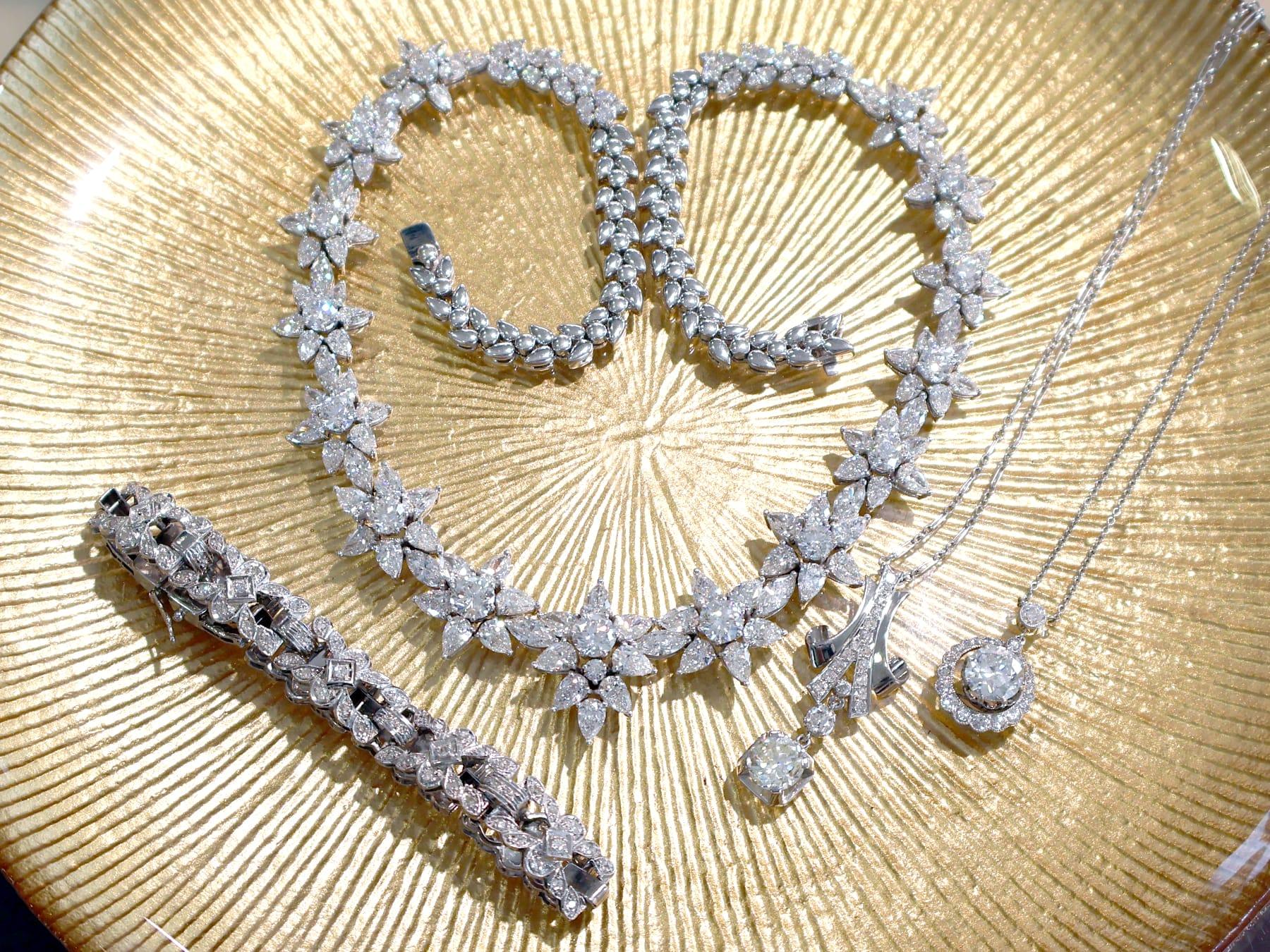 Vintage 38.35 Carat Diamond and 18k White Gold Necklace Circa 1980 Unisexe en vente