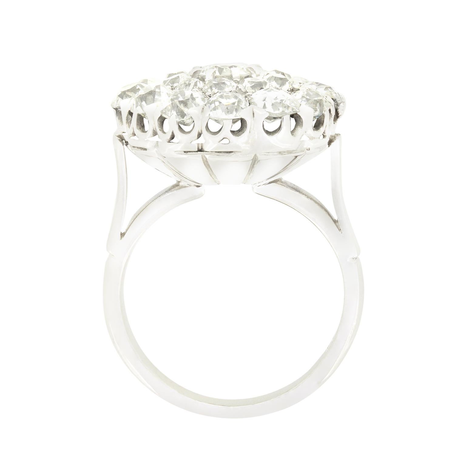 Un total de 3,90 carats de diamants scintillants sont exposés dans cette superbe bague Vintage By. La grappe s'articule autour d'un seul diamant de taille transitionnelle de 0,50 carat. Une double couche de diamants de taille ancienne entoure la