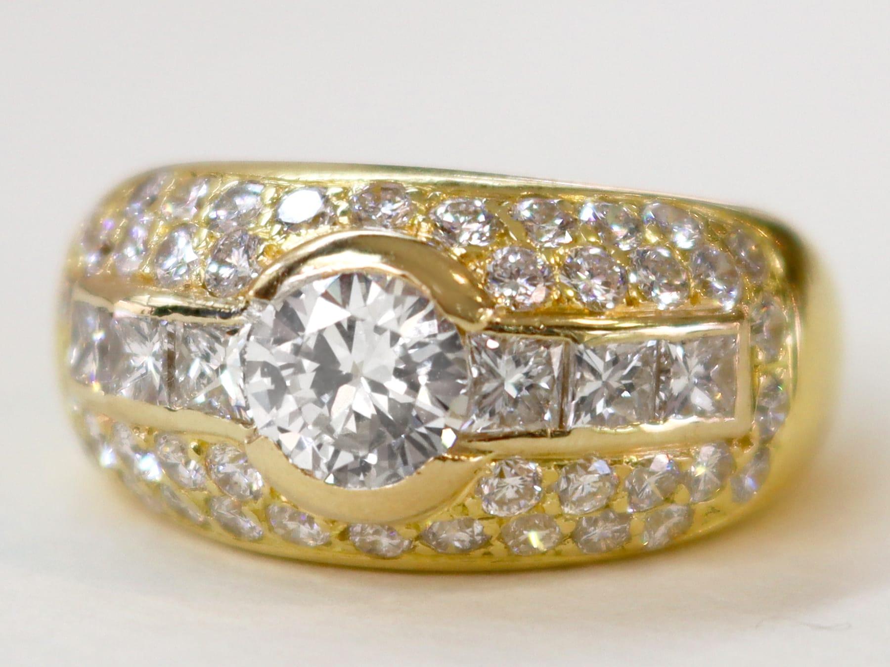 Round Cut Vintage 3.98 Carat Diamond and 18 Karat Yellow Gold Ring For Sale