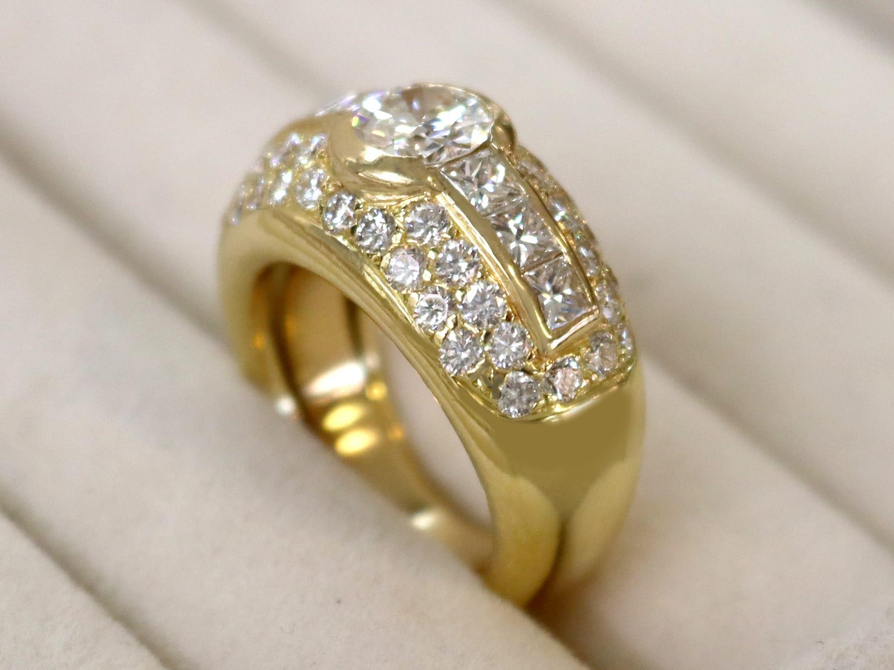 Vintage 3.98 Carat Diamond and 18 Karat Yellow Gold Ring In Excellent Condition For Sale In Jesmond, Newcastle Upon Tyne