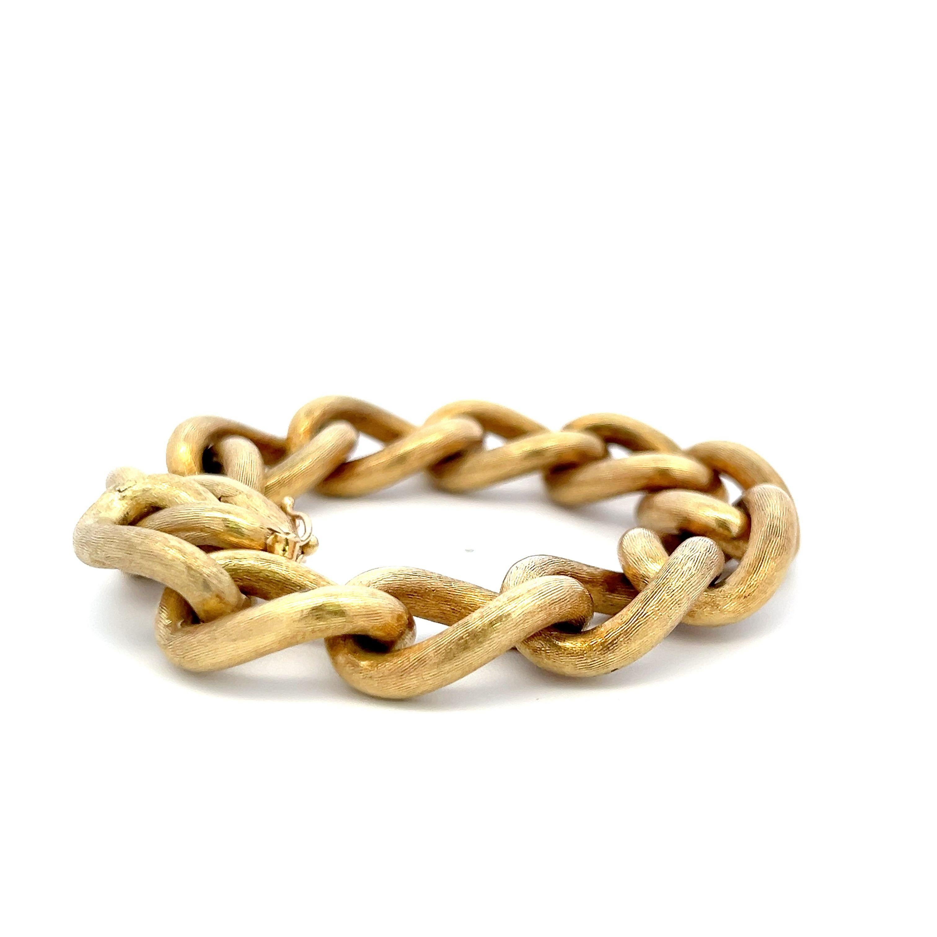 Vintage 39.80 Grams 18 Karat Yellow Gold Textured Link Bracelet For Sale 3