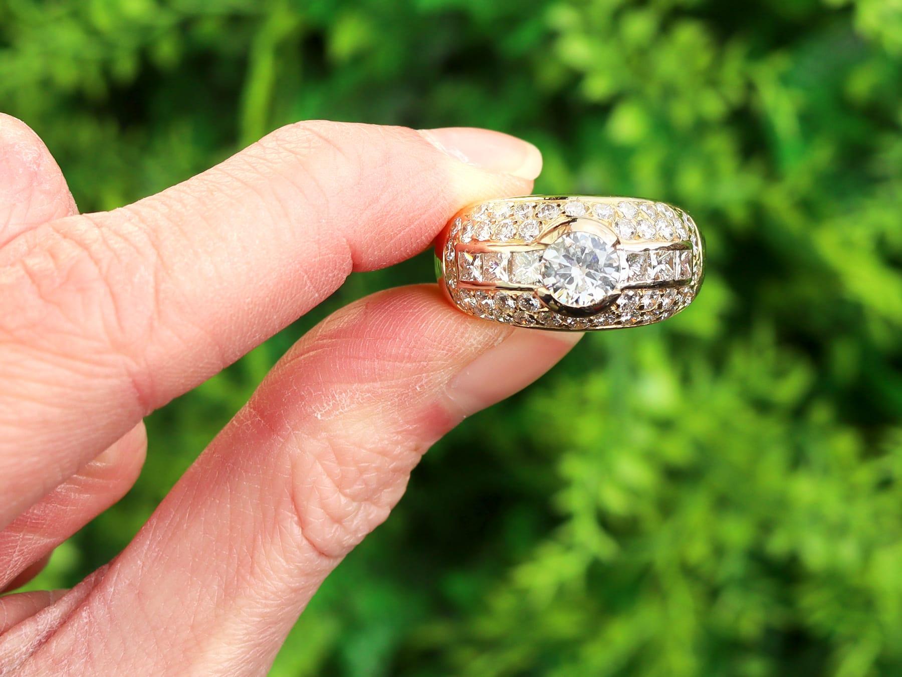 Ein atemberaubender, feiner und beeindruckender Vintage-Ring aus 3,98 Karat Diamanten und 18 Karat Gelbgold; Teil unserer Vintage-Schmuck- und Juwelierkollektionen.

Dieser atemberaubende, feine und beeindruckende Vintage-Diamantring ist aus 18