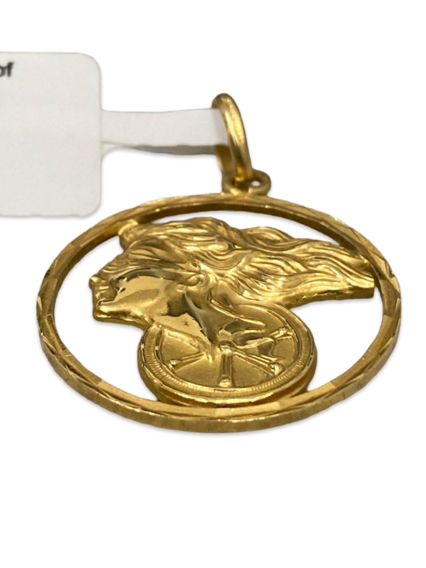 Vintage 3D 25mm Wheel of Fortune Pendant 18k Gold Italy In Excellent Condition In Miami, FL