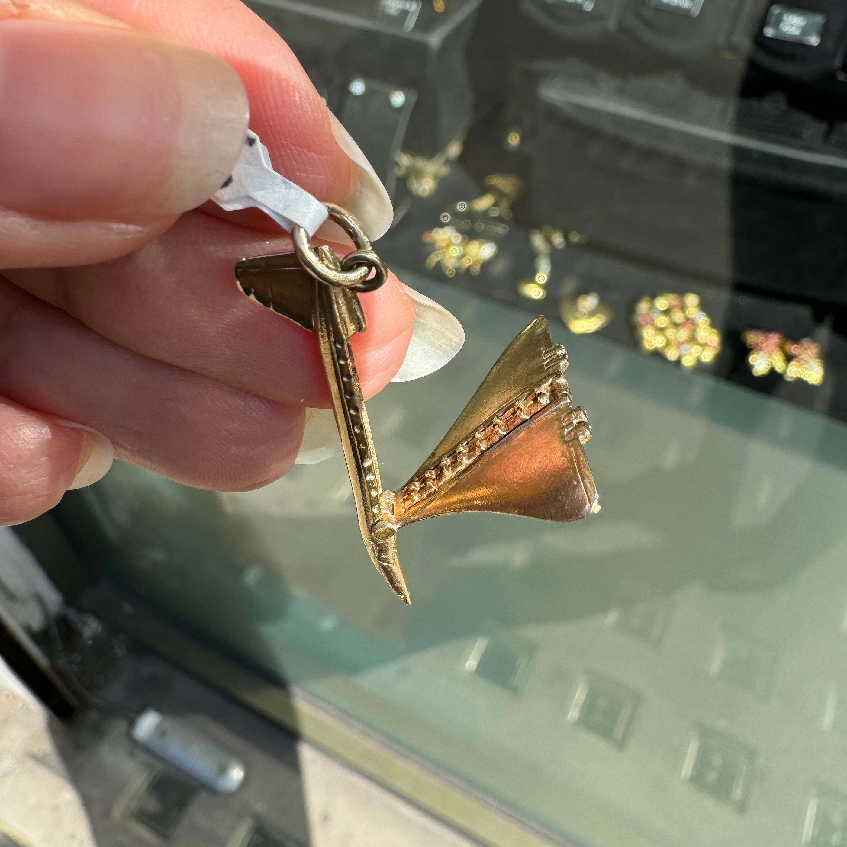 Charm/Pendente 3D Concord d'epoca in oro giallo 9 carati, 1970 in vendita 4