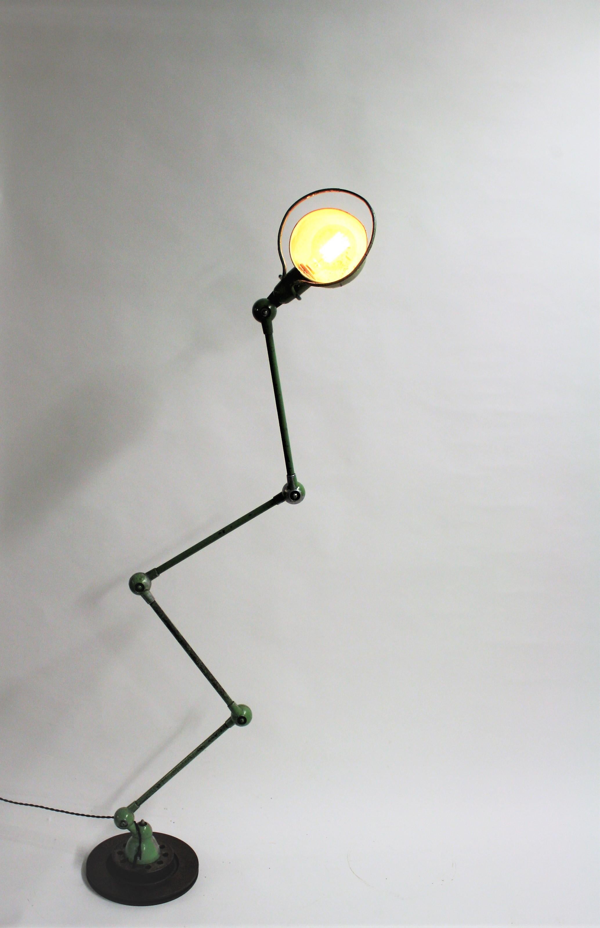 Original Jieldé floor lamp consisting of 4 articulated arms and shade.

This very popular design was created by jean Louis Domecq for Jieldé lighting company in Lyon in the 1950s and is still popular today.

This early, original example was left