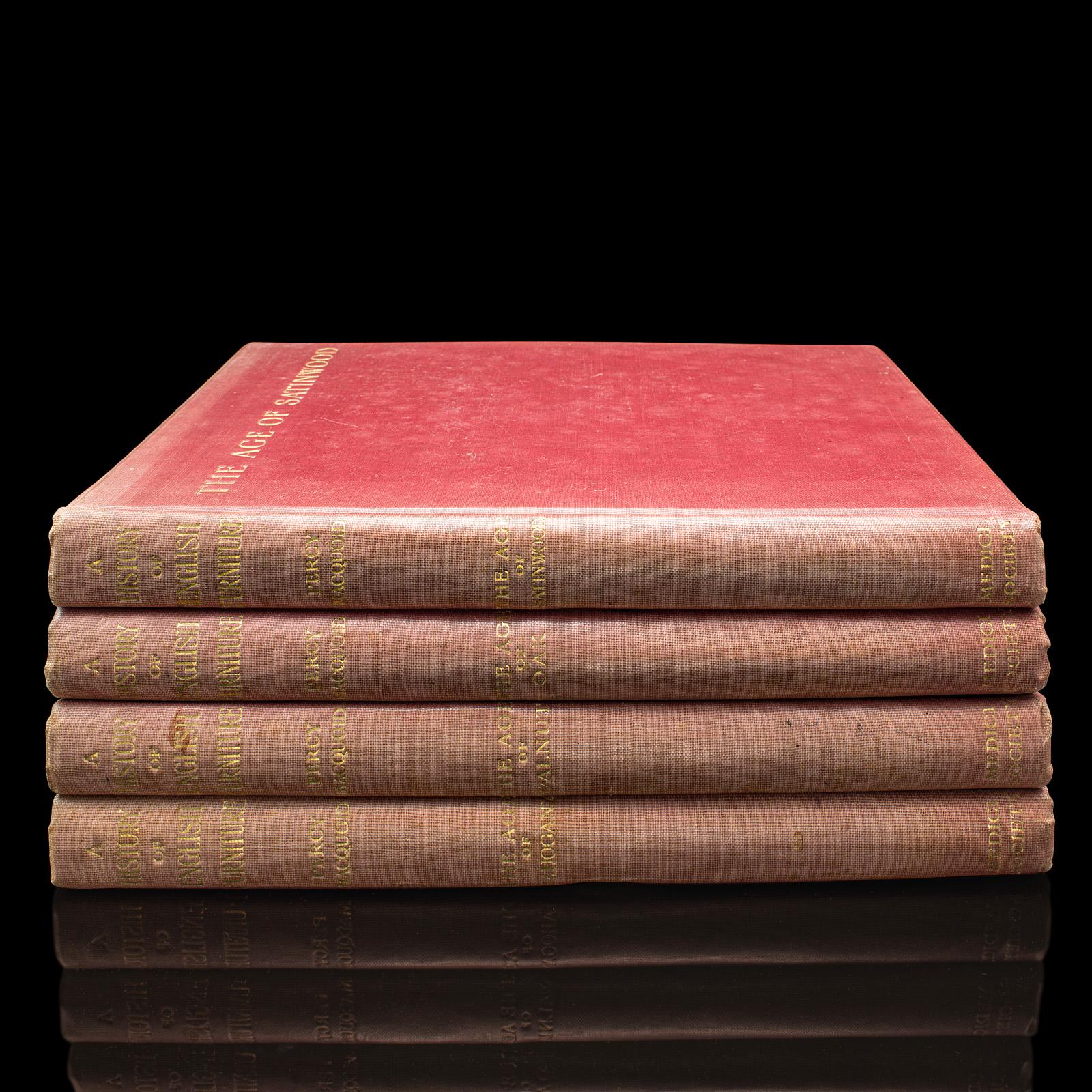 
Dies ist ein 4-bändiges Buchset - A History of British Furniture von Percy Macquoid. Ein englischer, gebundener Antiquitätenführer aus dem frühen 20. Jahrhundert, ca. 1925.

Percy Macquoid (1852 - 1925), ein britischer Illustrator,