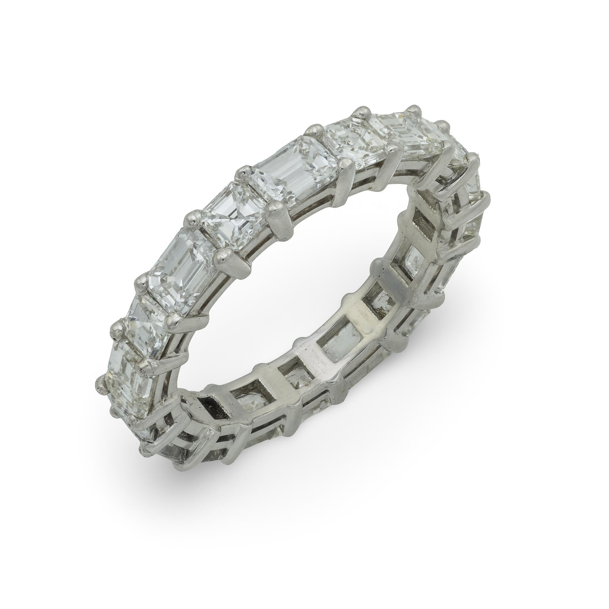 Moderno Fascia dell'eternità in platino con diamanti taglio smeraldo e asscher da 4 carati Vintage By in vendita