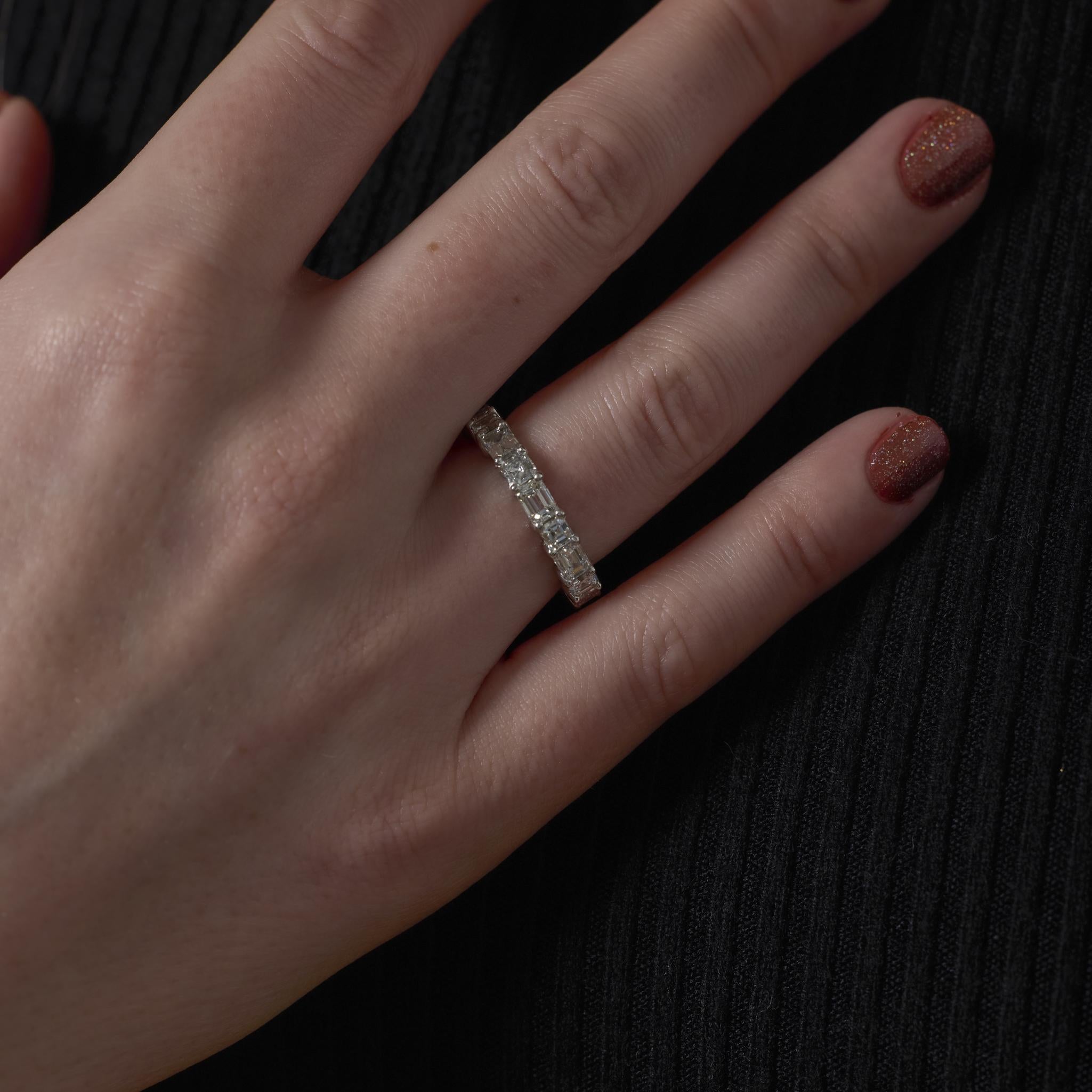 Taglio Asscher Fascia dell'eternità in platino con diamanti taglio smeraldo e asscher da 4 carati Vintage By in vendita