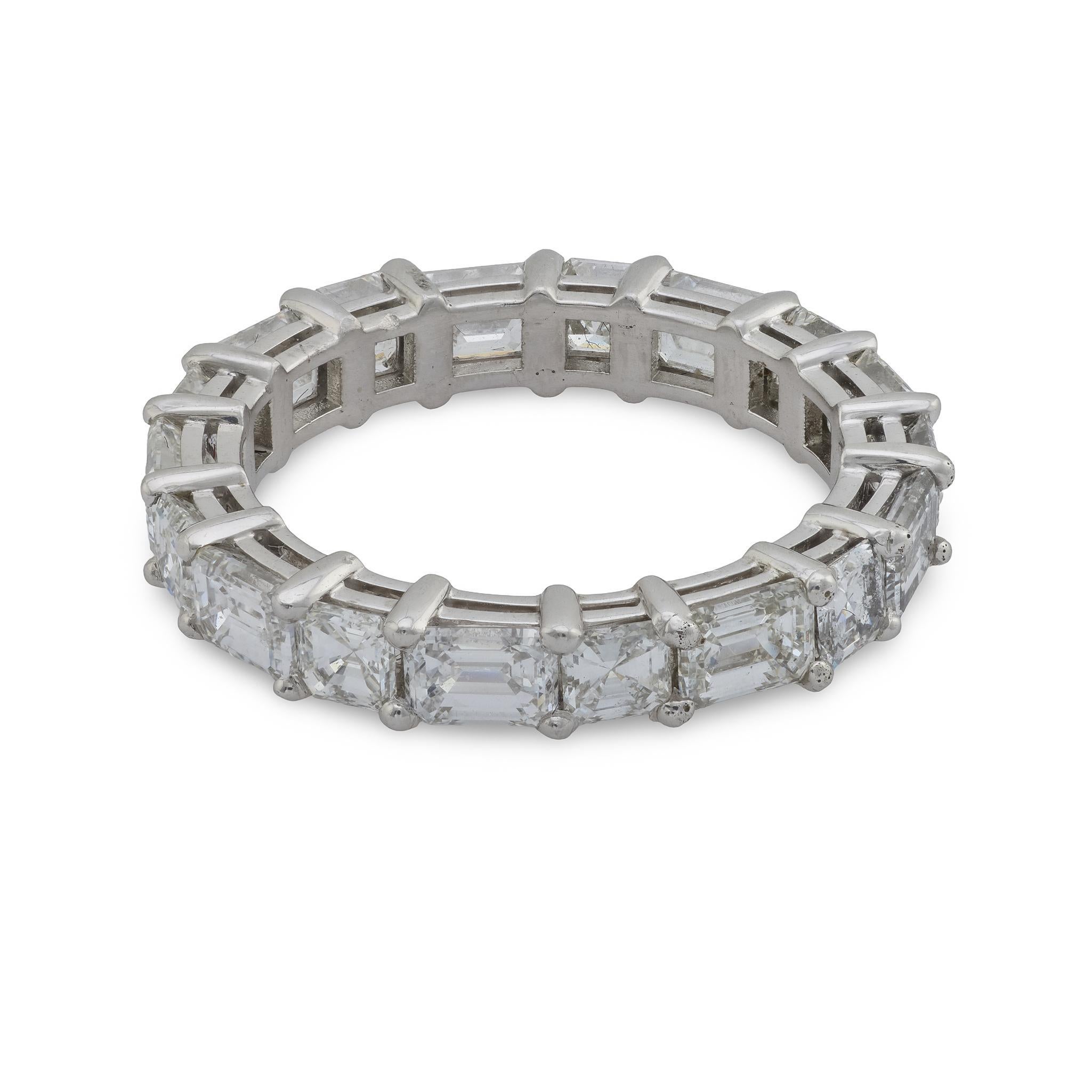 Fascia dell'eternità in platino con diamanti taglio smeraldo e asscher da 4 carati Vintage By In condizioni buone in vendita a Beverly Hills, CA