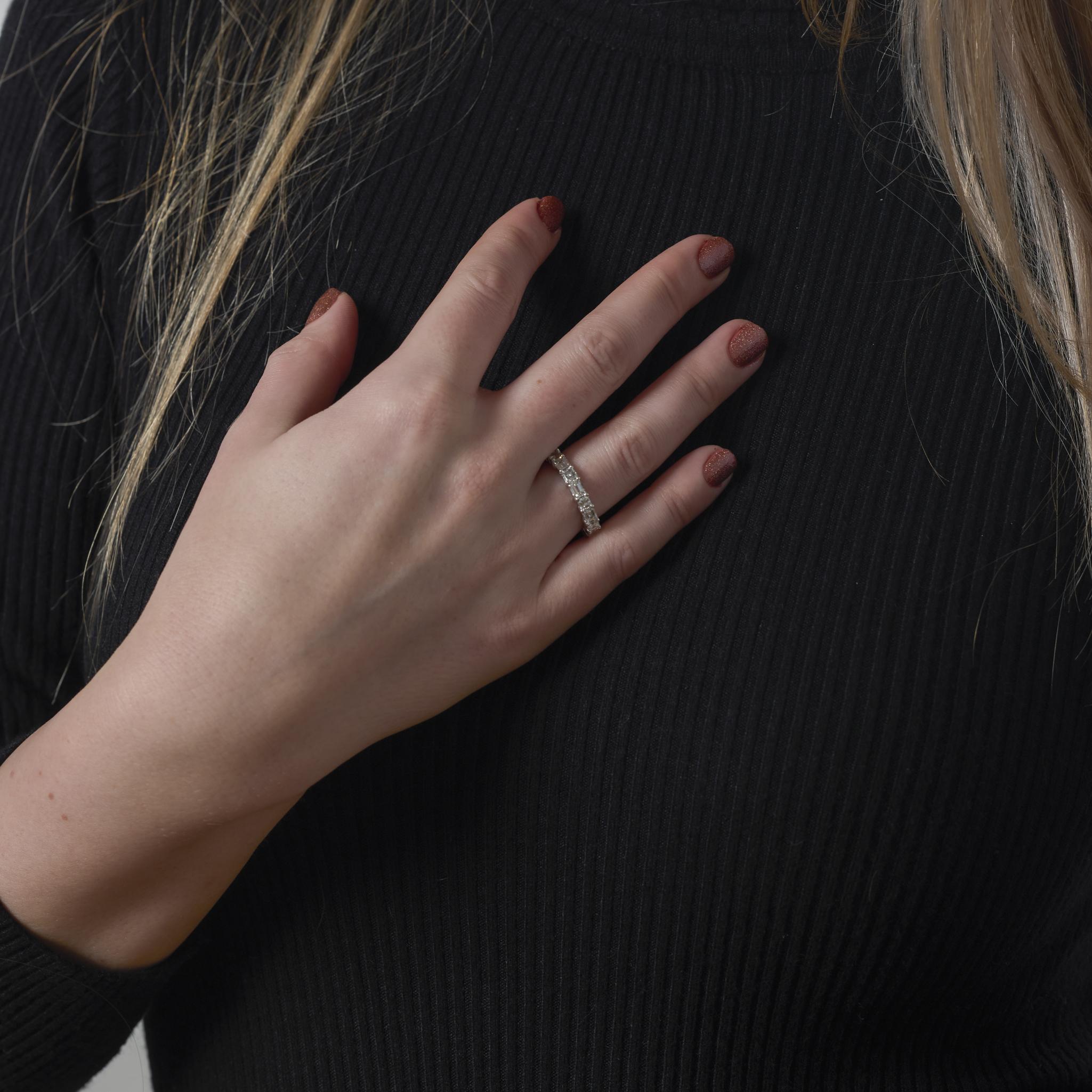 Donna Fascia dell'eternità in platino con diamanti taglio smeraldo e asscher da 4 carati Vintage By in vendita