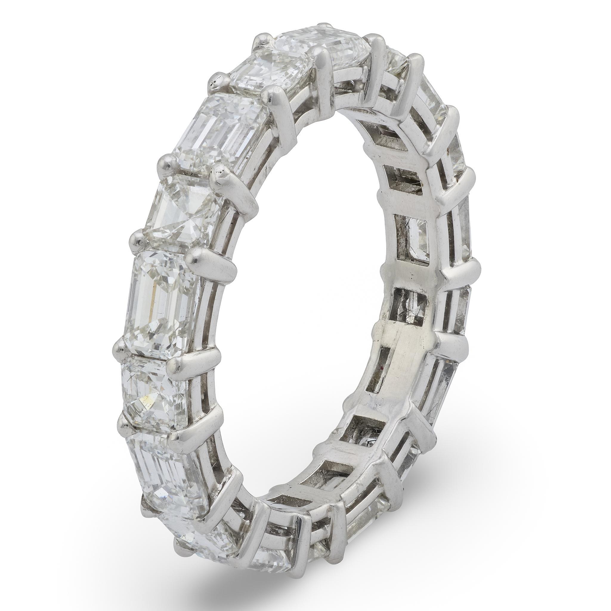 Fascia dell'eternità in platino con diamanti taglio smeraldo e asscher da 4 carati Vintage By in vendita