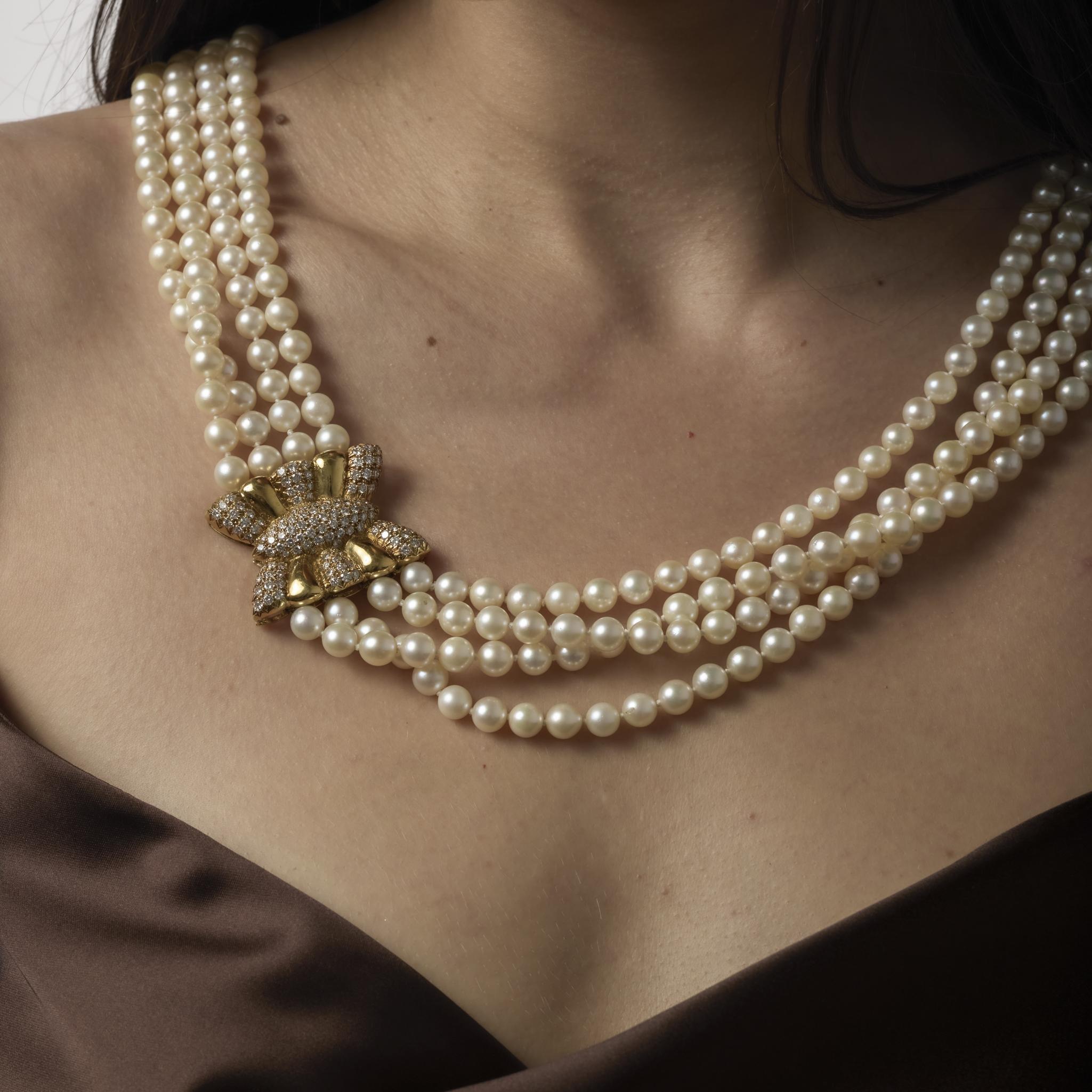 Un opulent collier vintage en or jaune 18 carats mettant en valeur quatre rangs de perles lustrées complétées par 4 carats de diamants éblouissants de couleur F et de pureté VS pour une élégance saisissante.