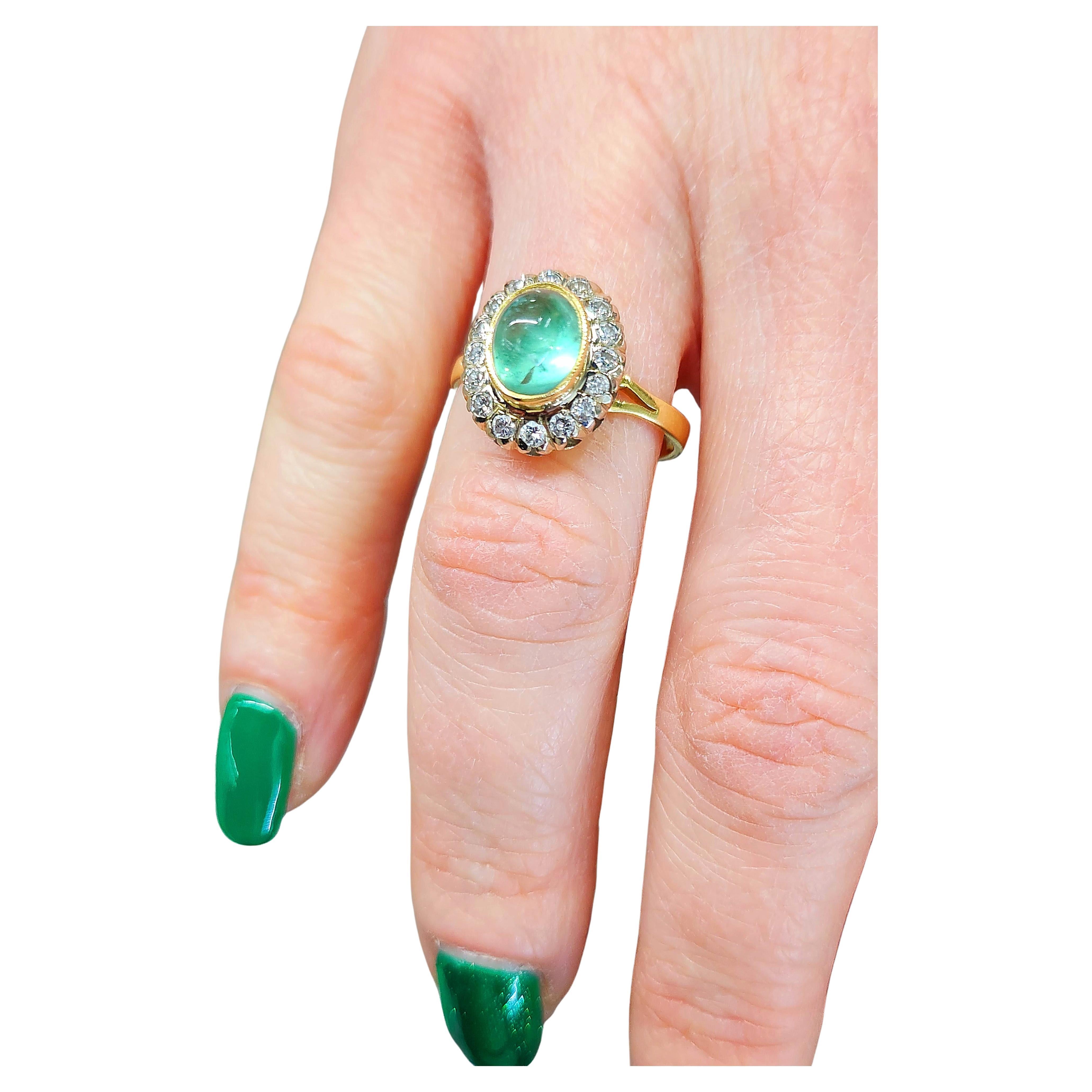 Vintage sowjetischen Ära 1970er Jahre 18k Gold Ring mit natürlichen coubochon Smaragd mit einem geschätzten Gewicht von 4 Karat flankiert mit 0,40 Karat Brillanten Halle mit 750k Gold Standard und erste Herstellerzeichen markiert zentriert