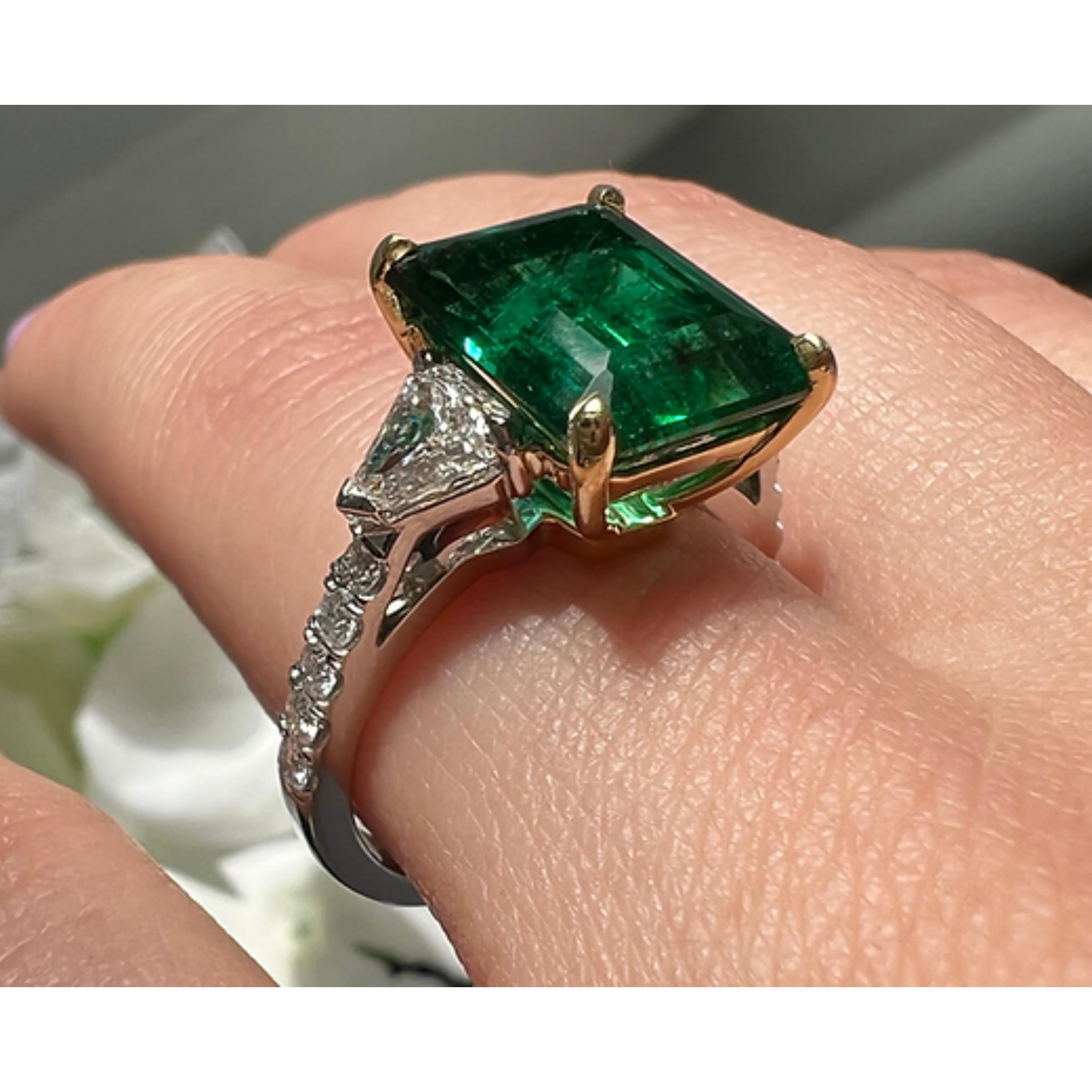 For Sale:  5 Carat Natural Emerald Diamond Engagement Ring Set in 18K Gold, Cocktail Ring 2