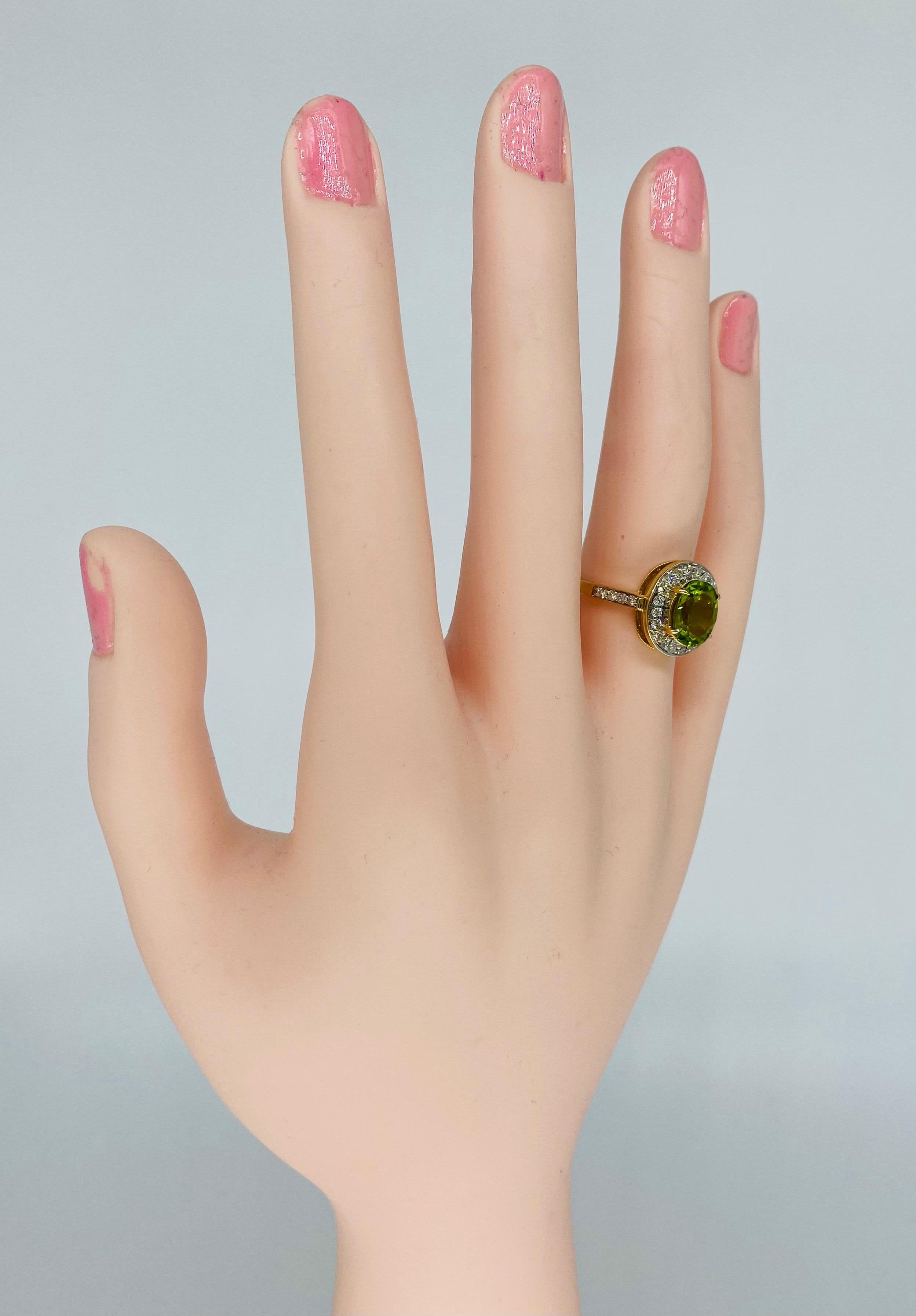 Vintage Peridot & Diamonds Engagement Ring 18k Gold In Excellent Condition For Sale In Miami, FL
