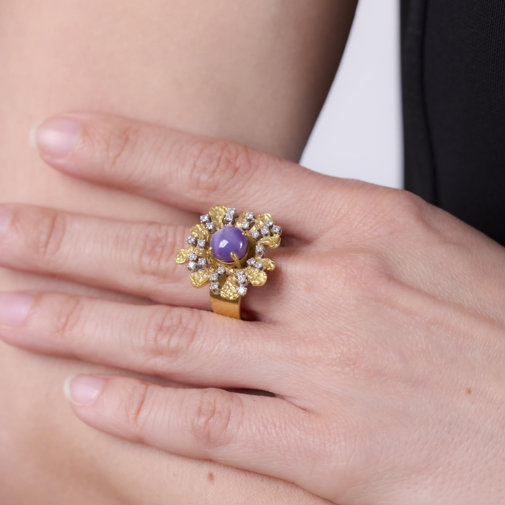 Vintage 4 carat purple star sapphire diamond 18k yellow gold cocktail ring In condizioni buone in vendita a Beverly Hills, CA
