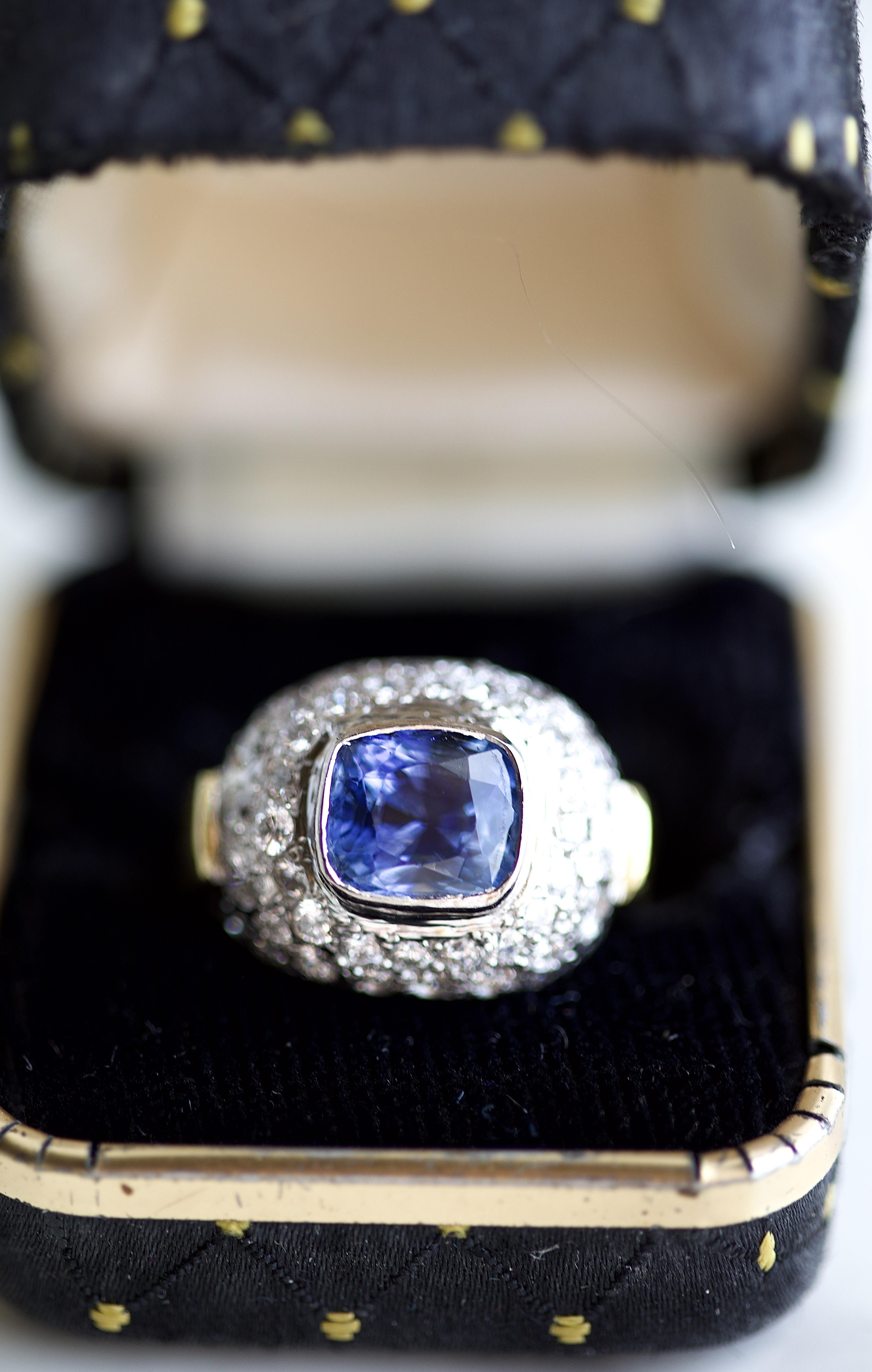 Vintage 4 Carat Sapphire Diamond Two Tone Gold Ring In Excellent Condition For Sale In Beverly Hills, CA