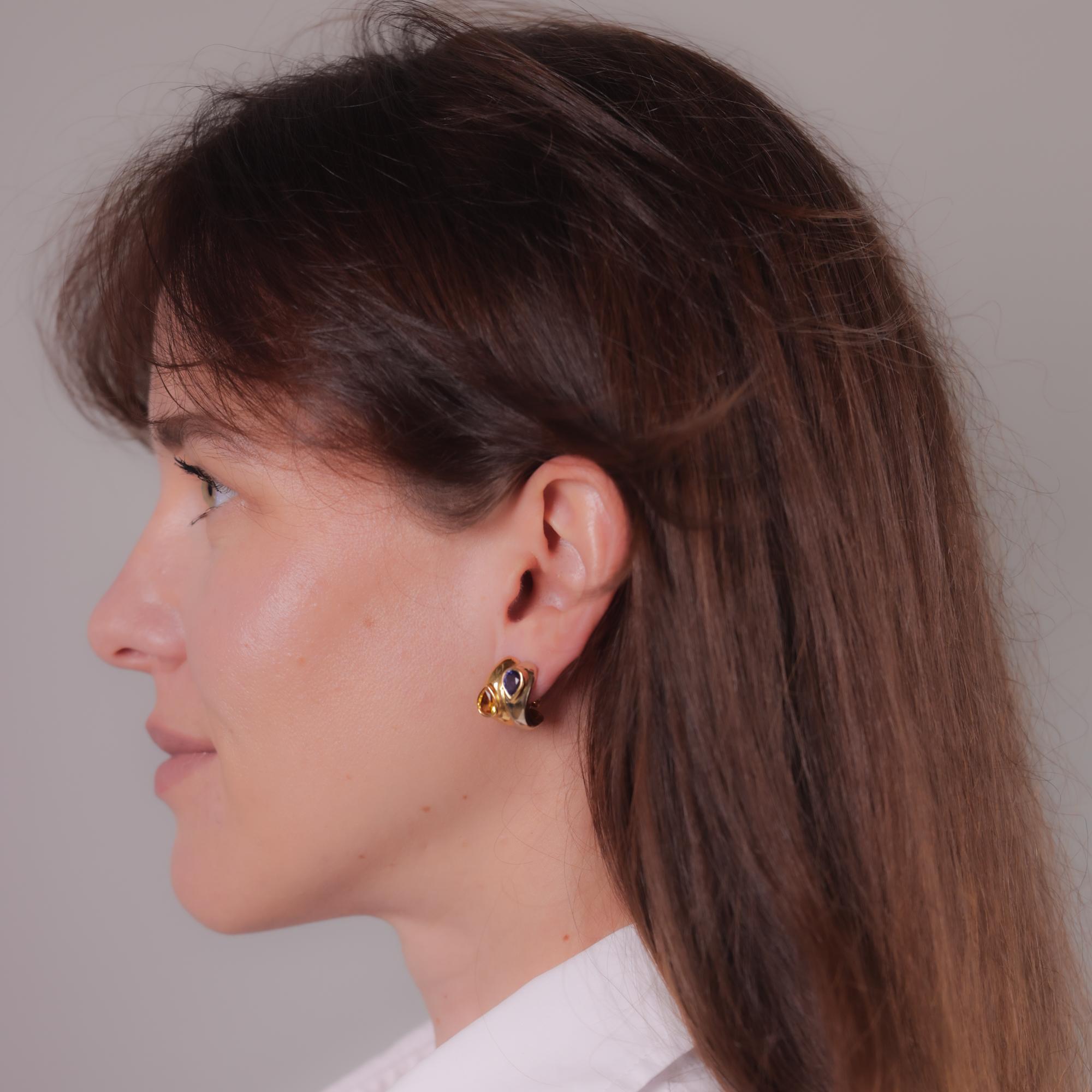 Striking vintage earrings featuring vibrant pear cut yellow and blue sapphires, elegantly set in 18k yellow and white gold for a sophisticated contrast.

Center stone: 2 yellow and 2 blue pear cut sapphires
Weight: Approximately 4 carats
Metal: 18k