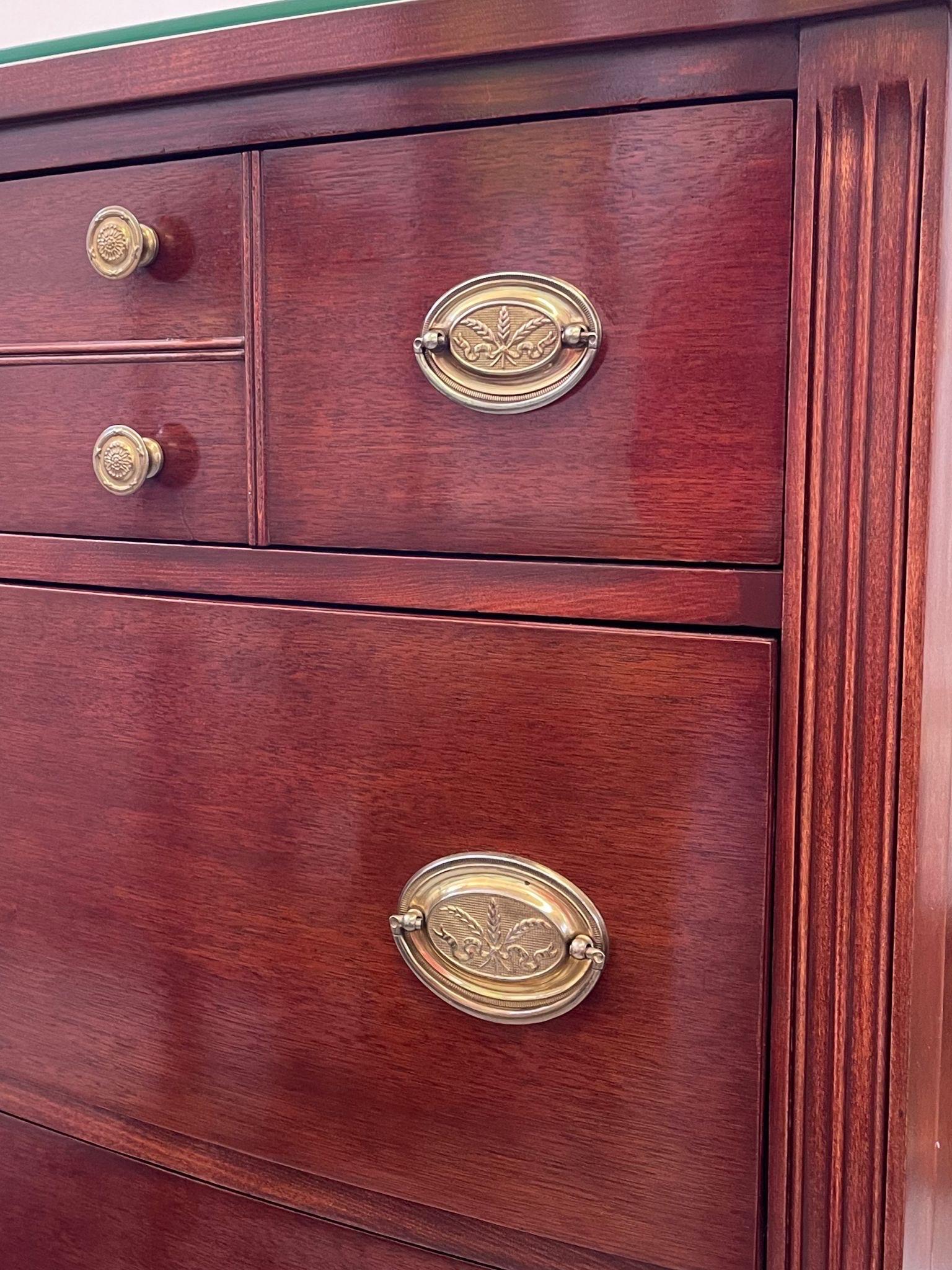 Cómoda Vintage de 4 Cajones de Mount Airy con Tono Caoba. en Bueno estado para la venta en Seattle, WA