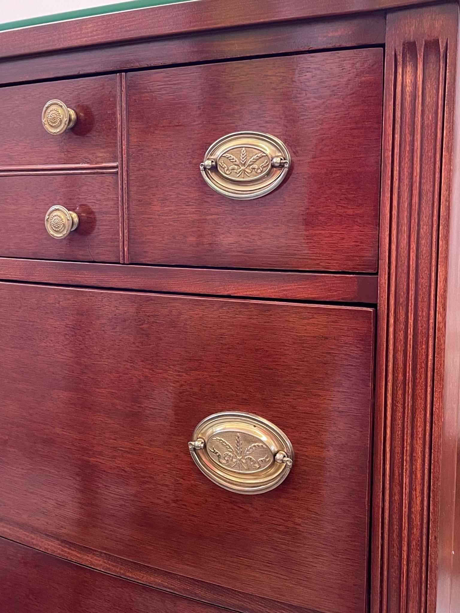 Vintage 4 Drawer Dresser by Mount Airy With Mahogany Tone. In Good Condition For Sale In Seattle, WA