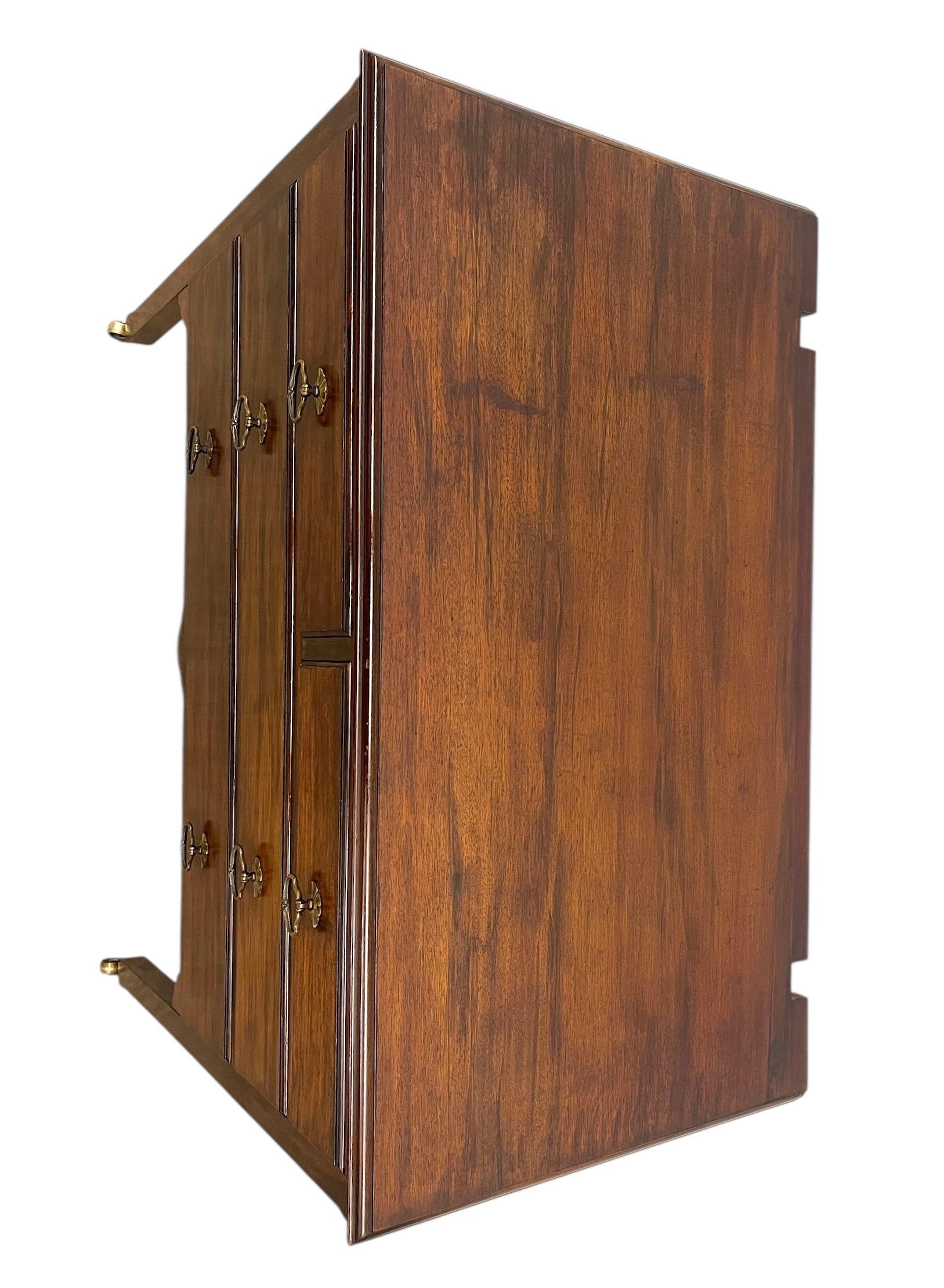 Commode vintage à 4 tiroirs avec assemblage à queue d'aronde et roulettes - Importation britannique en vente 4