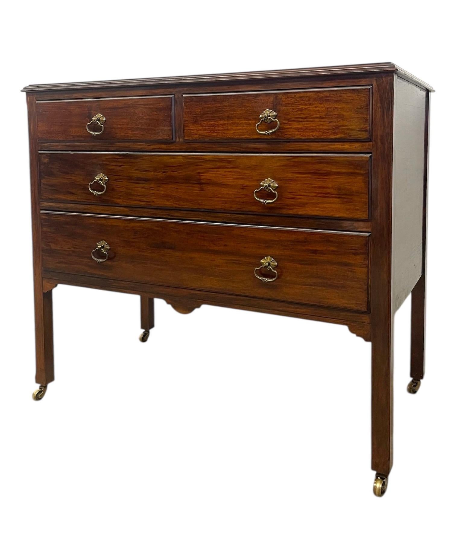 Cette commode vintage à 4 tiroirs, importée du Royaume-Uni, témoigne d'un savoir-faire traditionnel et d'un attrait intemporel. La commode comporte deux petits tiroirs supérieurs et deux tiroirs de pleine largeur, tous construits avec des