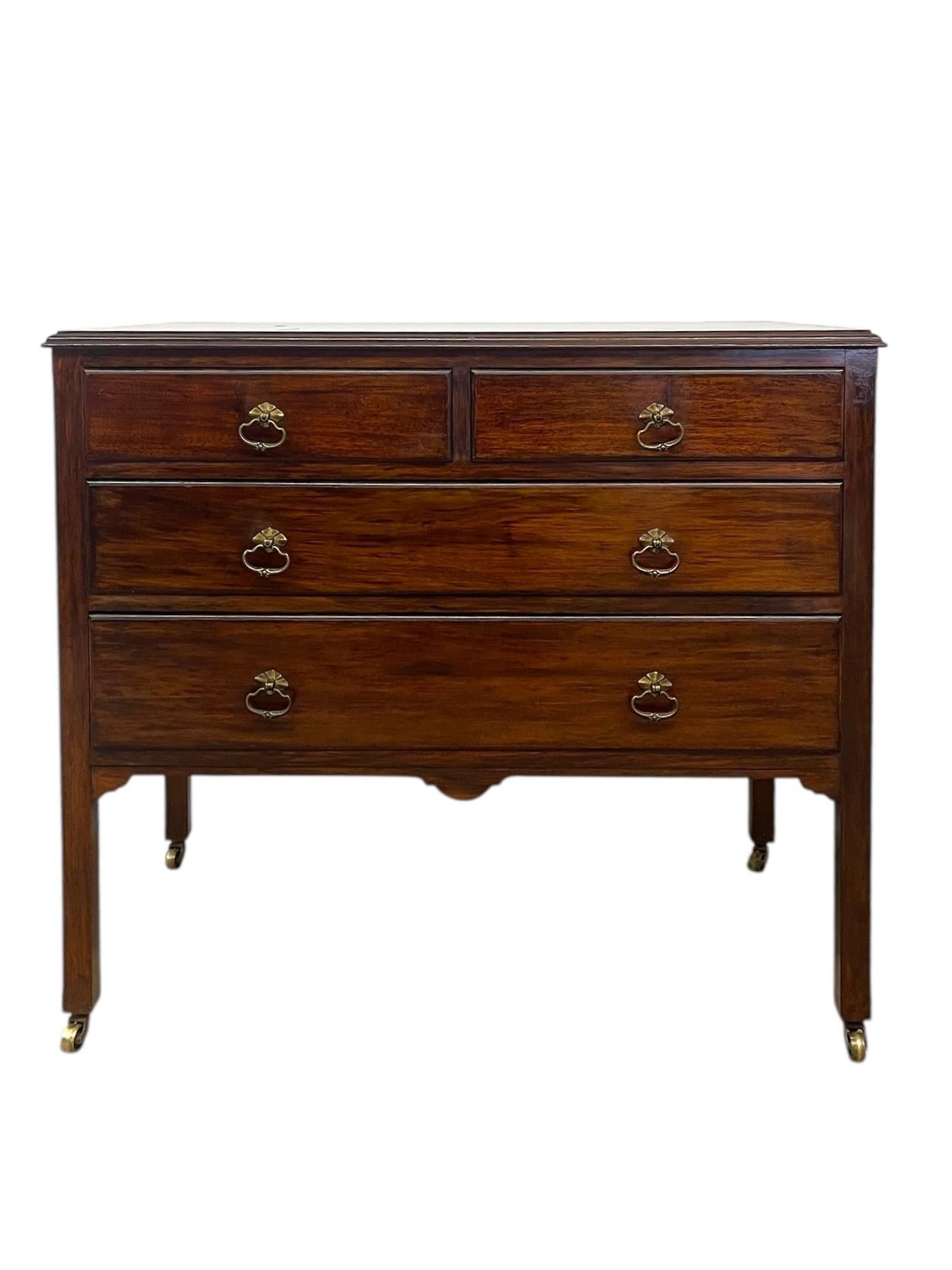 Mid-Century Modern Commode vintage à 4 tiroirs avec assemblage à queue d'aronde et roulettes - Importation britannique en vente