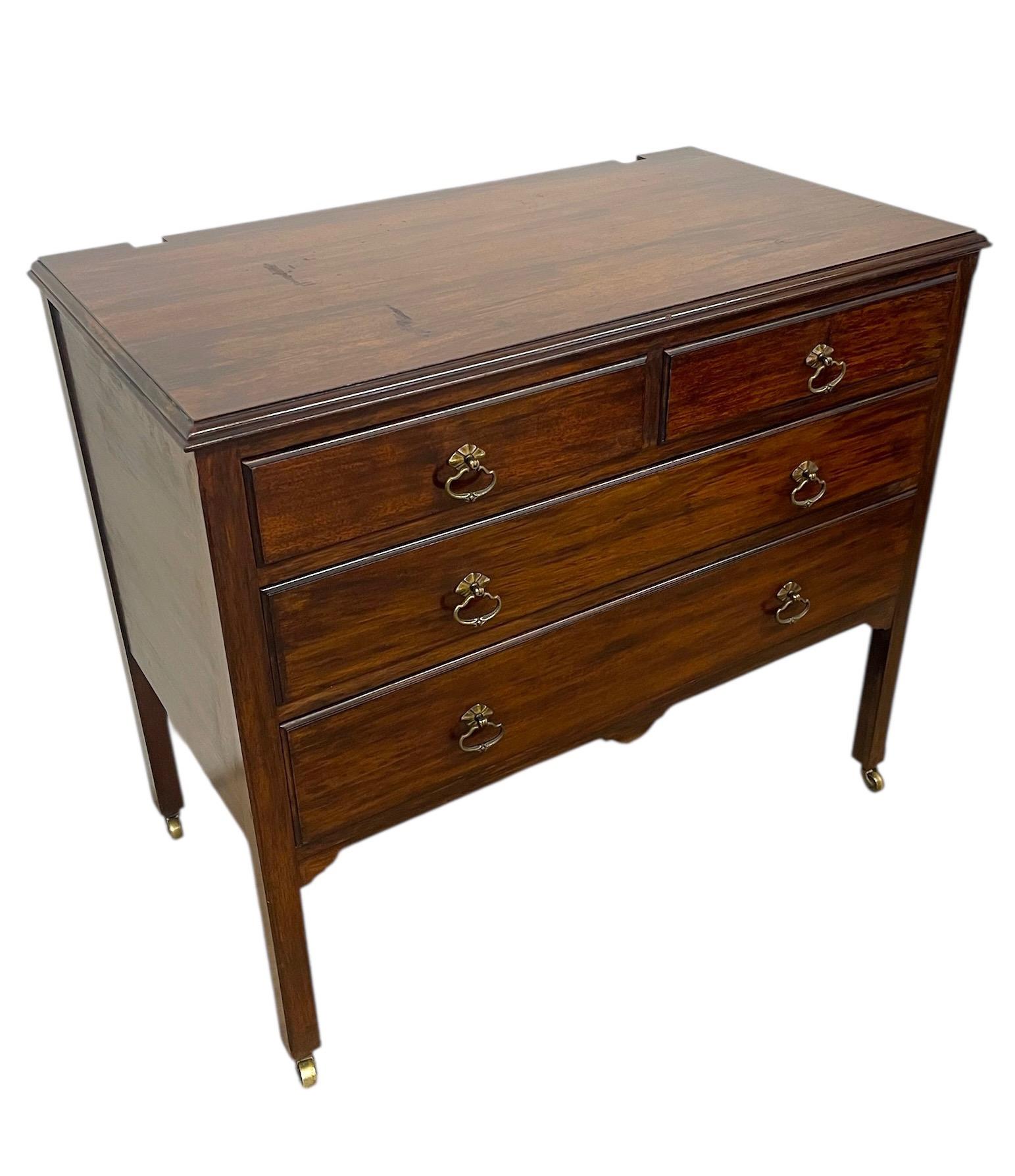 Commode vintage à 4 tiroirs avec assemblage à queue d'aronde et roulettes - Importation britannique Bon état - En vente à Seattle, WA