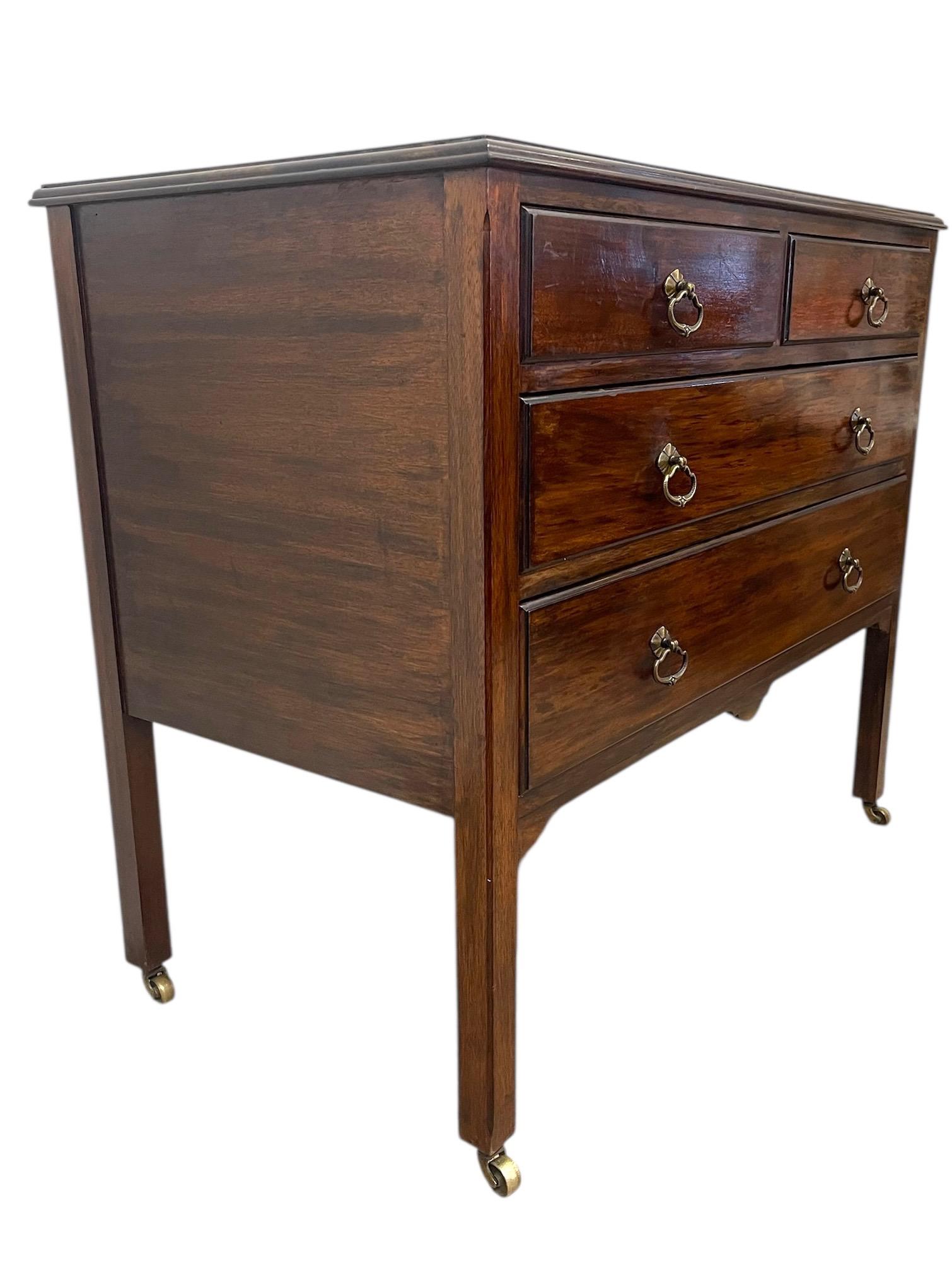 Fin du 20e siècle Commode vintage à 4 tiroirs avec assemblage à queue d'aronde et roulettes - Importation britannique en vente