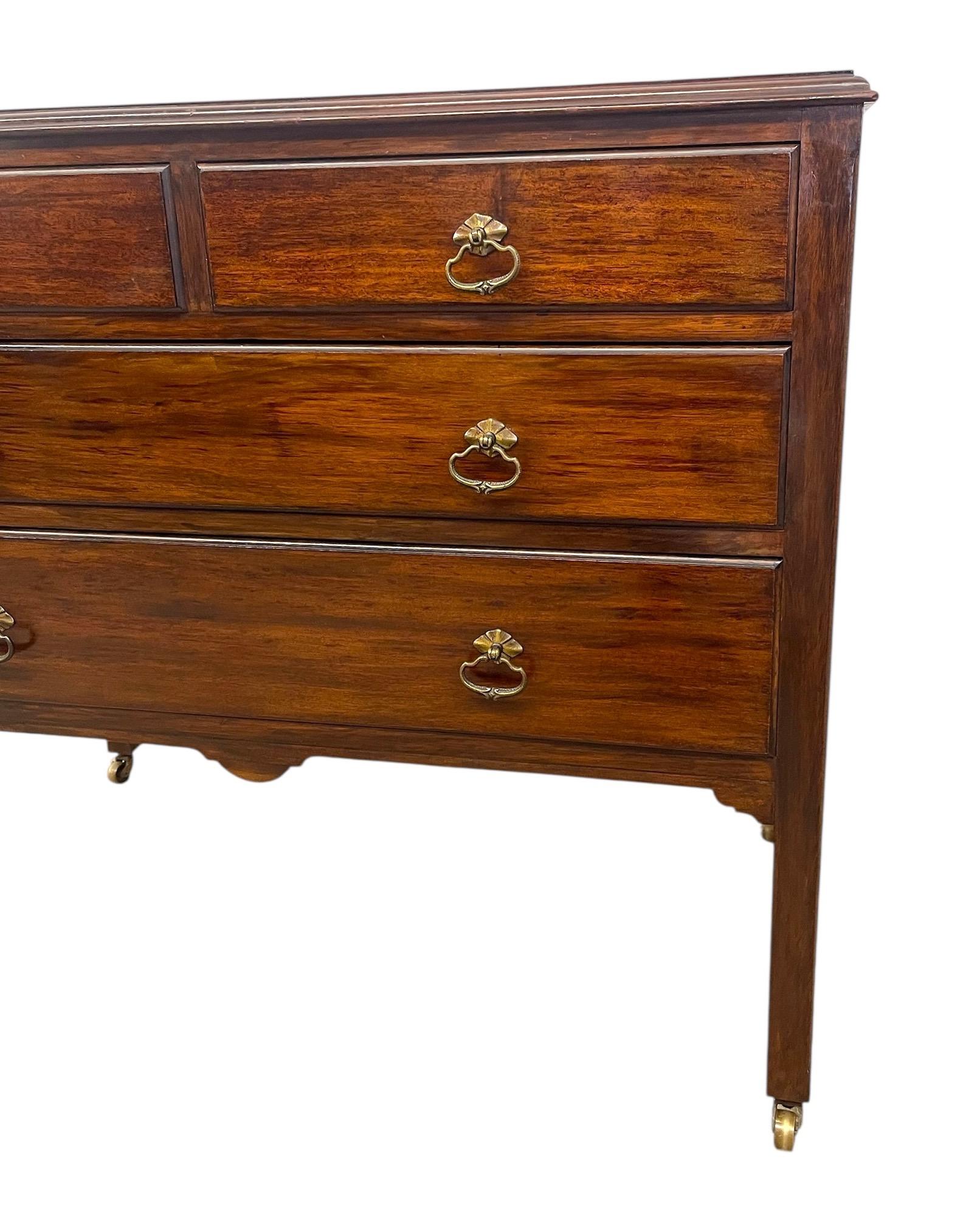 Bois Commode vintage à 4 tiroirs avec assemblage à queue d'aronde et roulettes - Importation britannique en vente