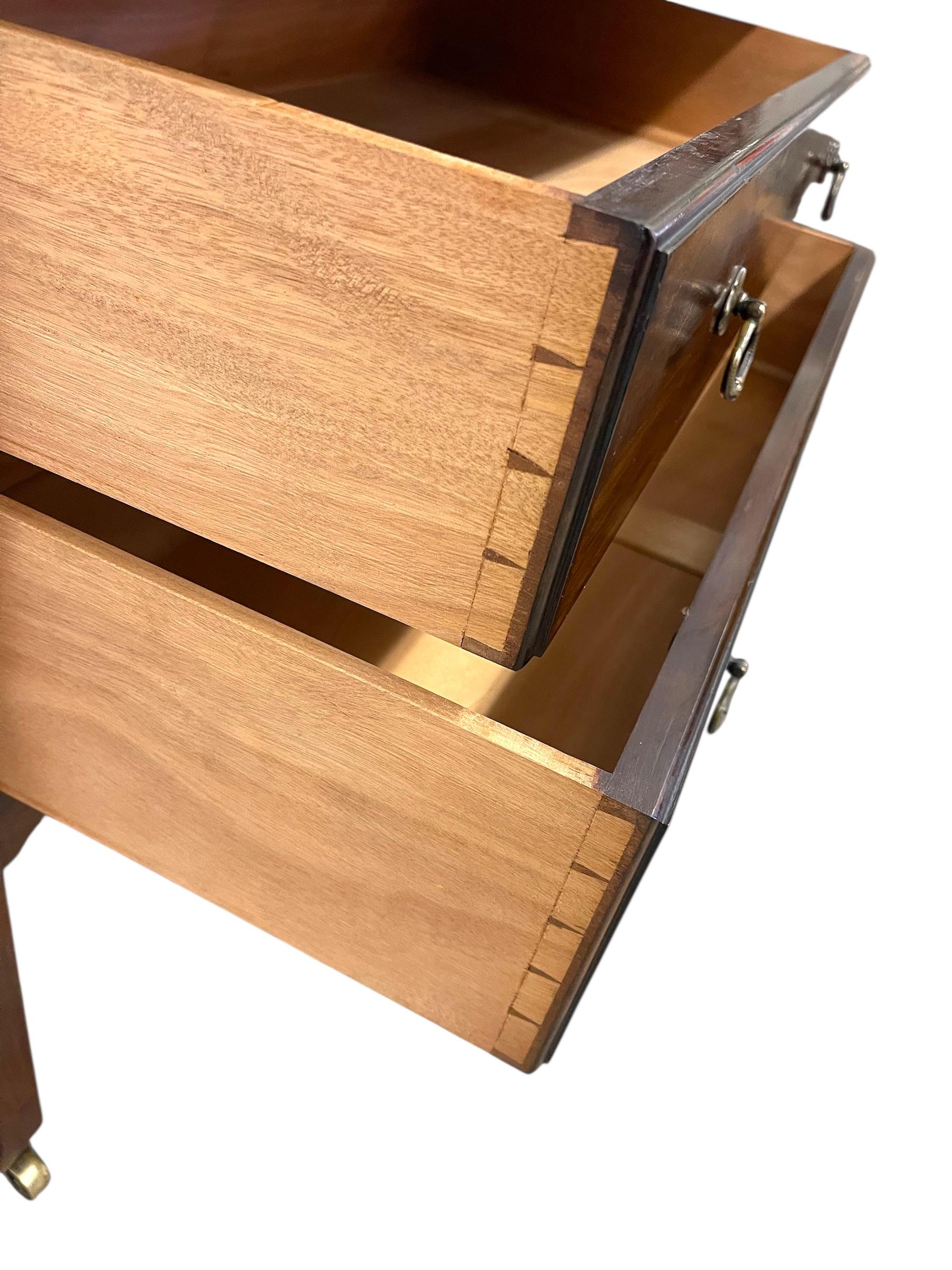 Commode vintage à 4 tiroirs avec assemblage à queue d'aronde et roulettes - Importation britannique en vente 1