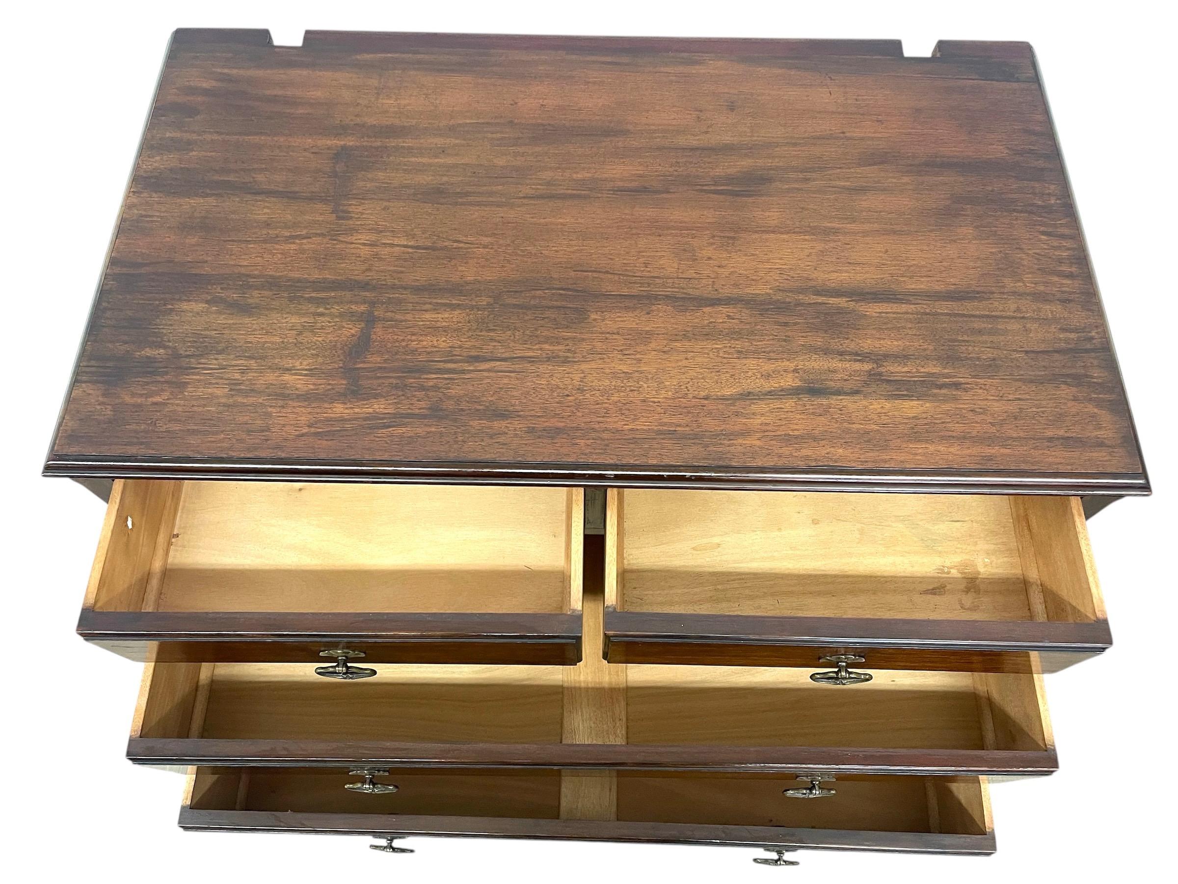 Commode vintage à 4 tiroirs avec assemblage à queue d'aronde et roulettes - Importation britannique en vente 2