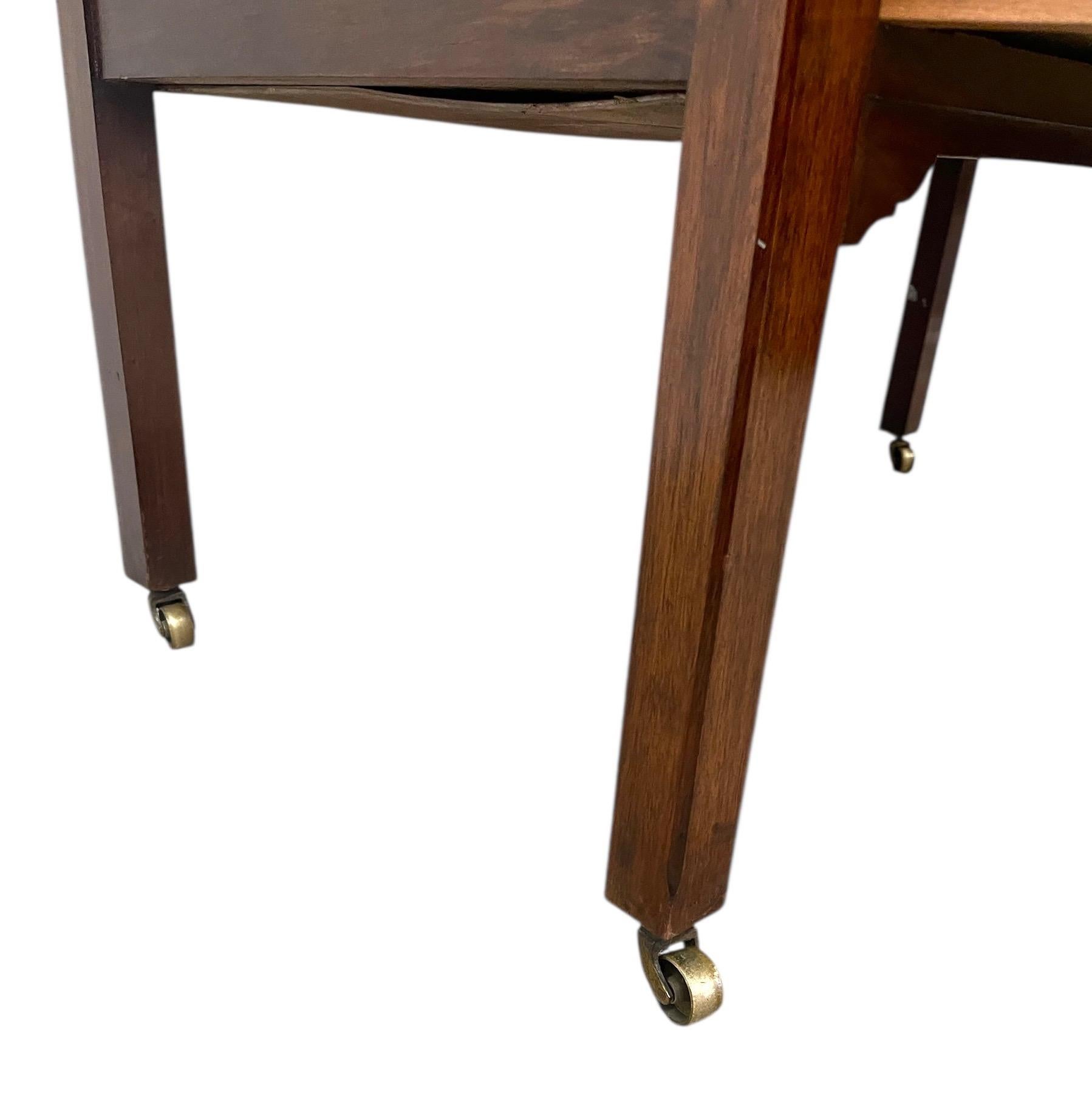 Commode vintage à 4 tiroirs avec assemblage à queue d'aronde et roulettes - Importation britannique en vente 3
