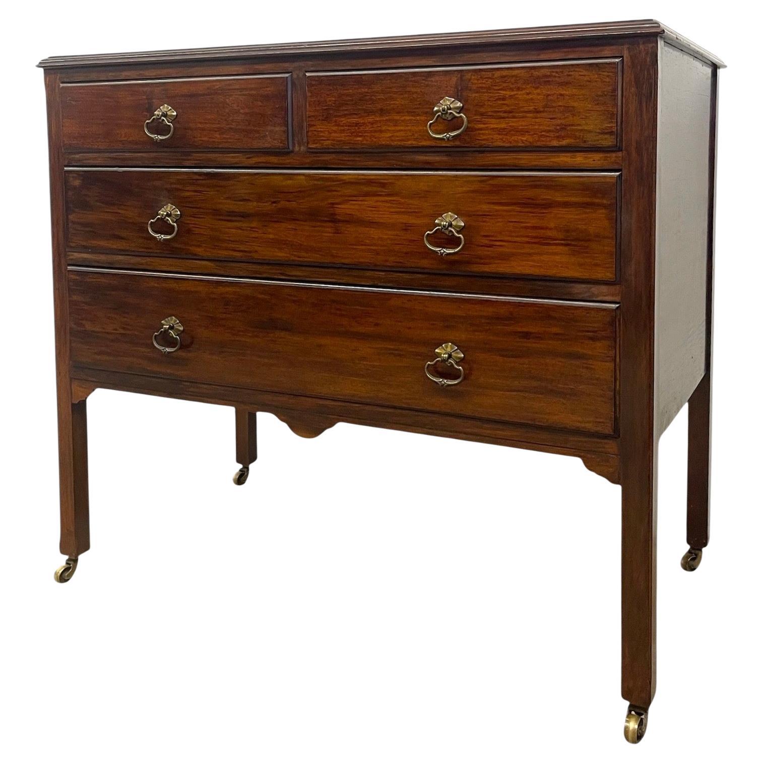 Commode vintage à 4 tiroirs avec assemblage à queue d'aronde et roulettes - Importation britannique