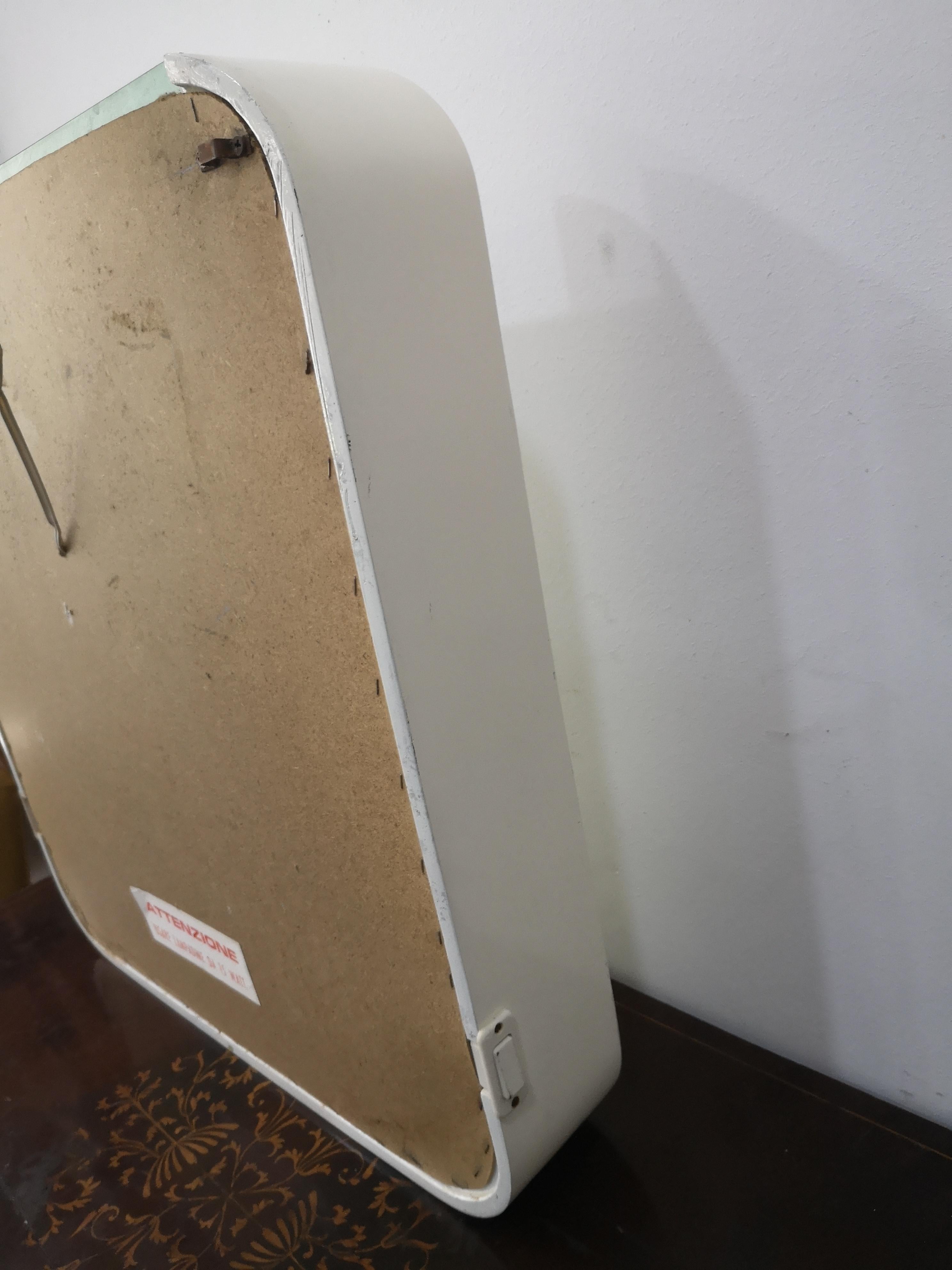Miroir de salle de bain vintage à 4 lumières en plastique blanc des années 70 en vente 4