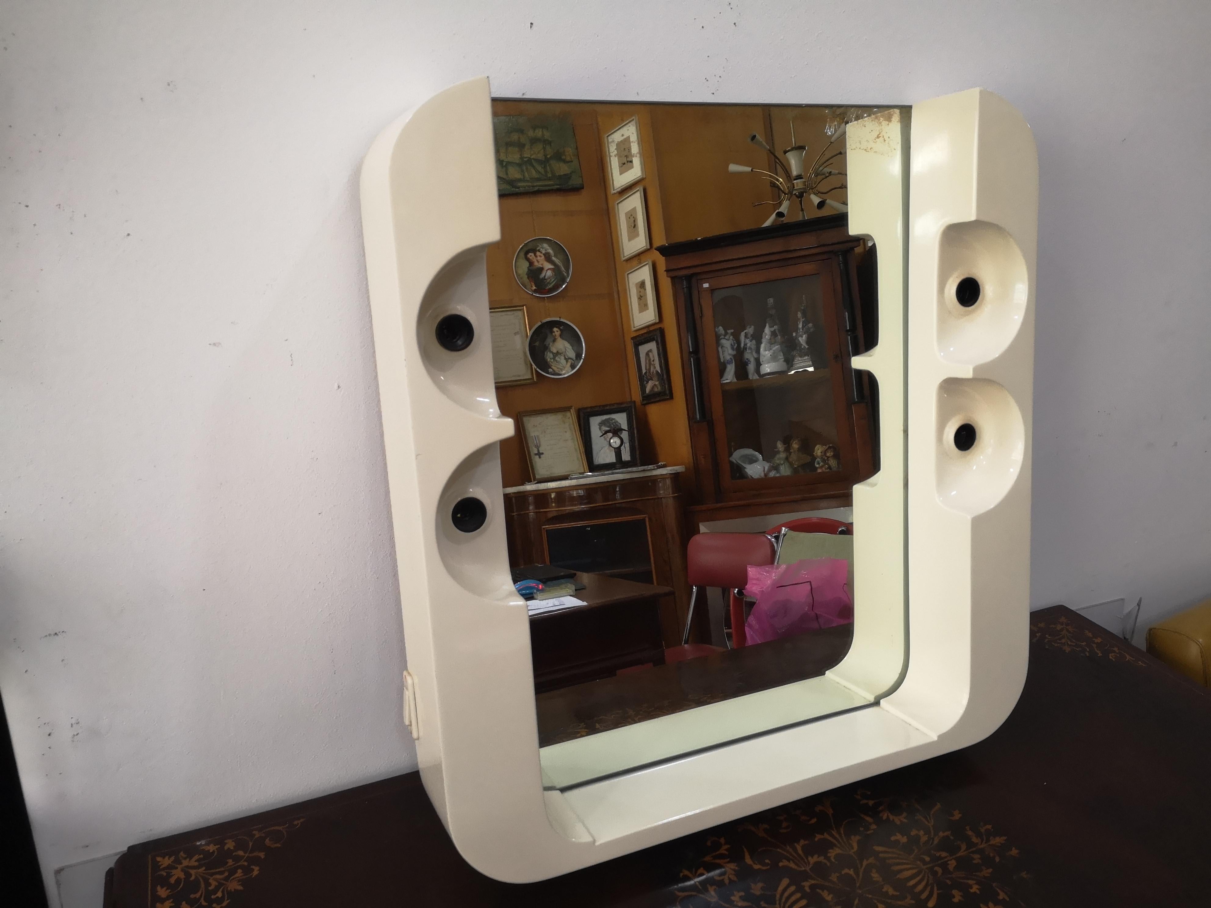 Italian Miroir de salle de bain vintage à 4 lumières en plastique blanc des années 70 en vente