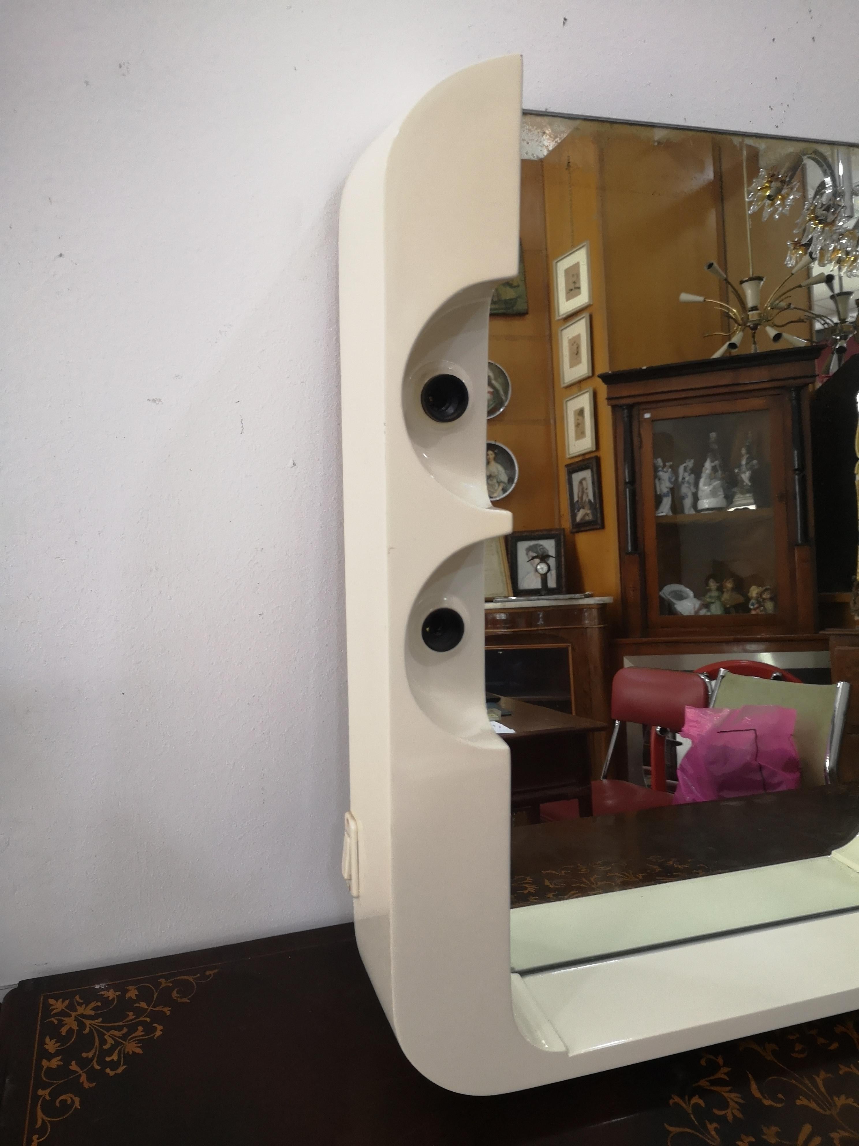 Miroir de salle de bain vintage à 4 lumières en plastique blanc des années 70 Bon état - En vente à Catania, IT