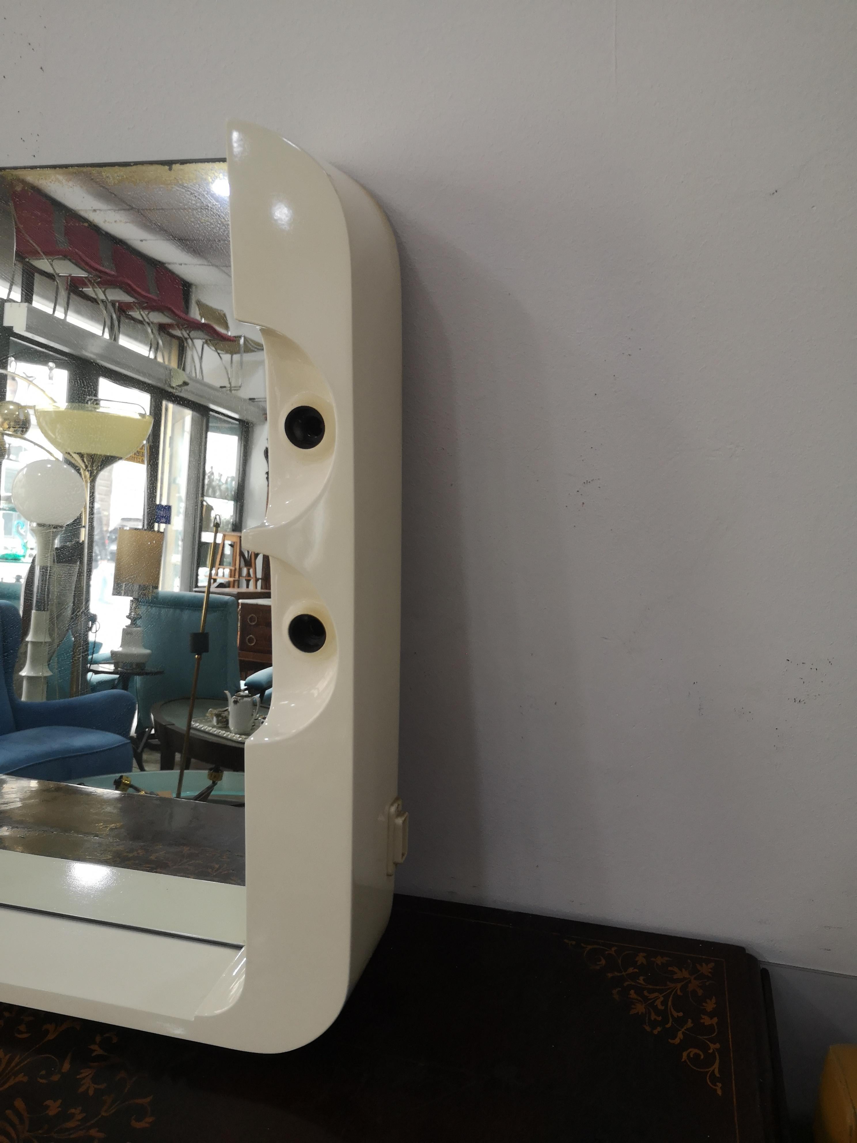 Late 20th Century Miroir de salle de bain vintage à 4 lumières en plastique blanc des années 70 en vente