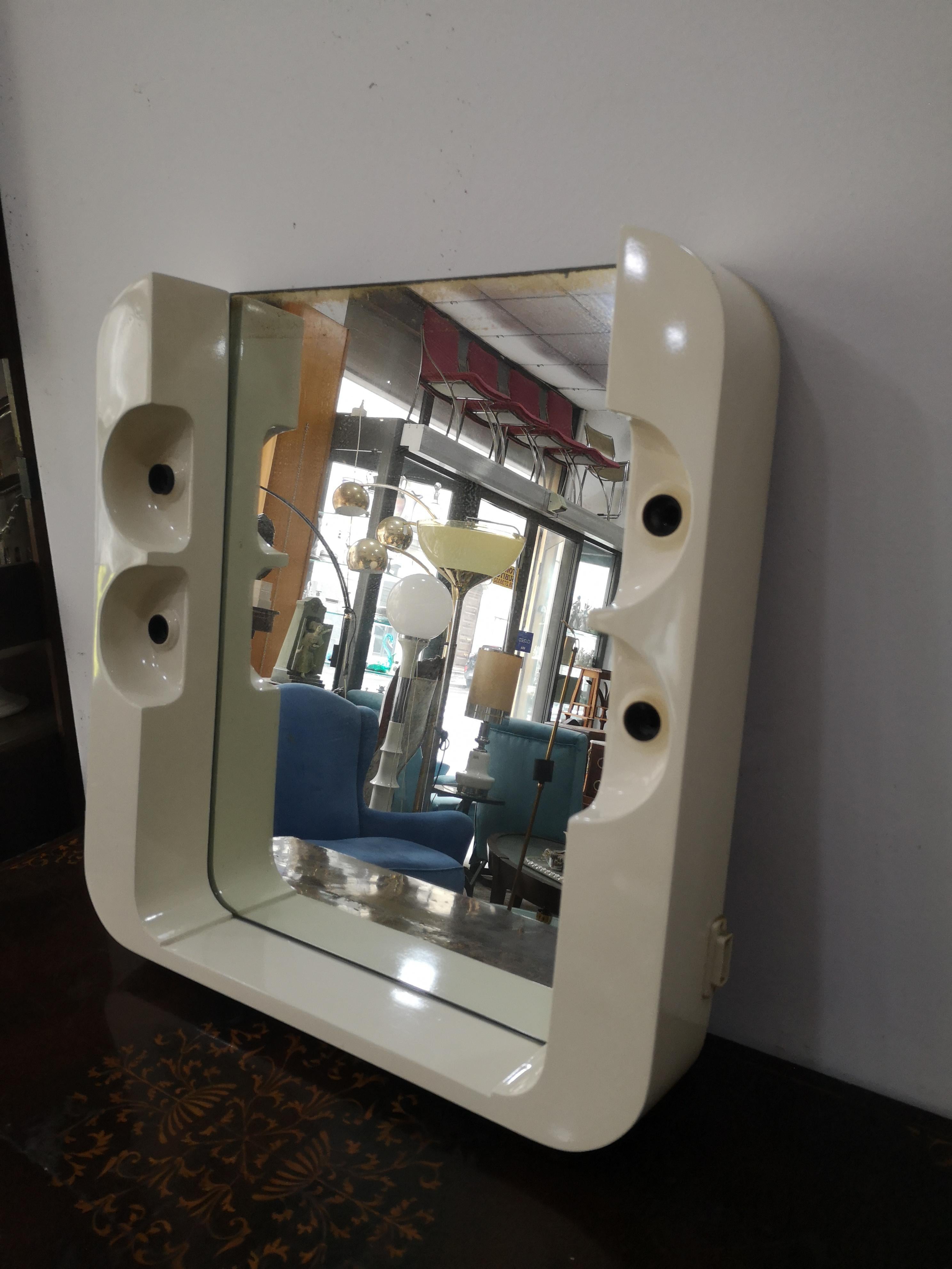 Plastique Miroir de salle de bain vintage à 4 lumières en plastique blanc des années 70 en vente