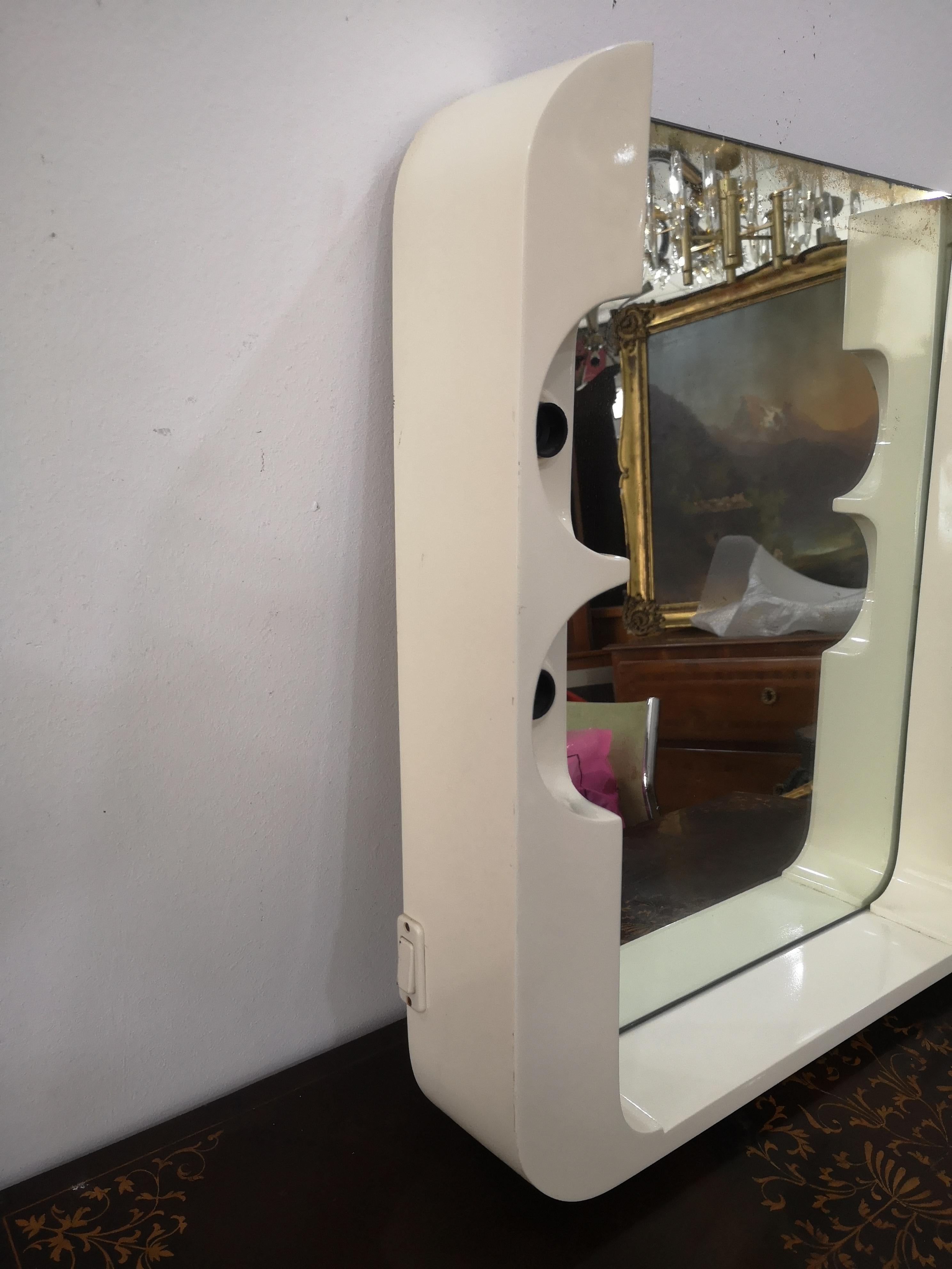 Miroir de salle de bain vintage à 4 lumières en plastique blanc des années 70 en vente 1