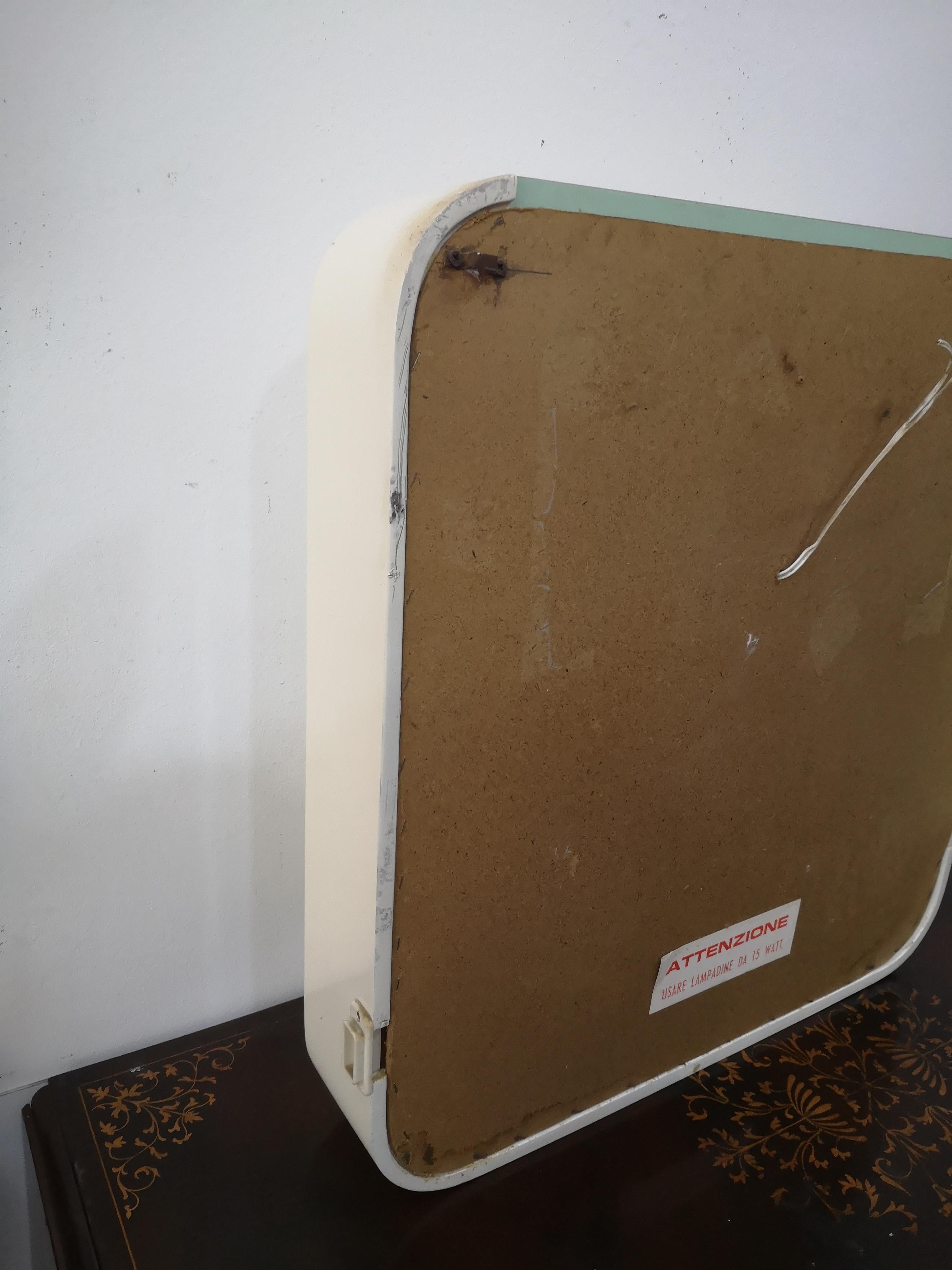 Miroir de salle de bain vintage à 4 lumières en plastique blanc des années 70 en vente 3