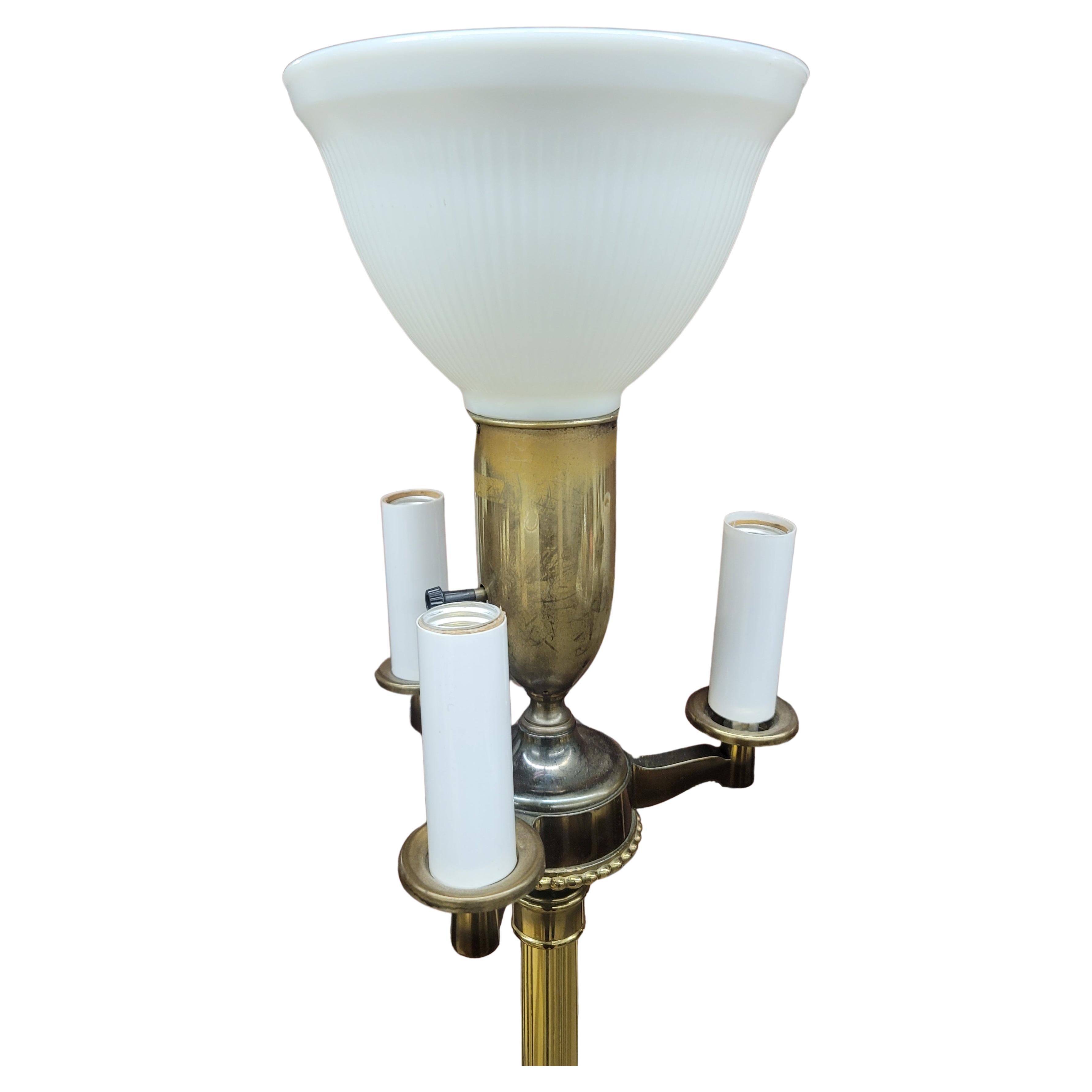 Vintage 4 Licht Torchiere Stehleuchte in Messing und Metall. 
Schalten Sie sie mit dem Schalter ein und aus, indem Sie den Lampensockel mit dem herkömmlichen Schalter gedrückt halten. Lampensockel ist 11 