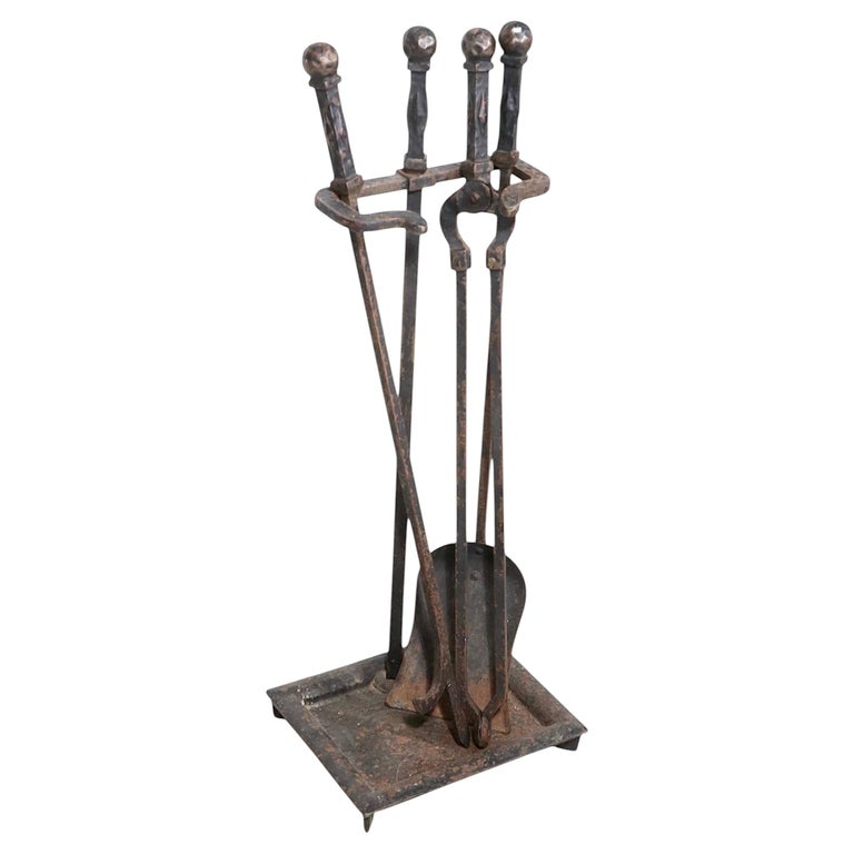 Vintage 4 Teile. Arts and Crafts Gusseisen Kaminbesteck im Angebot bei 1stDibs Deutschland