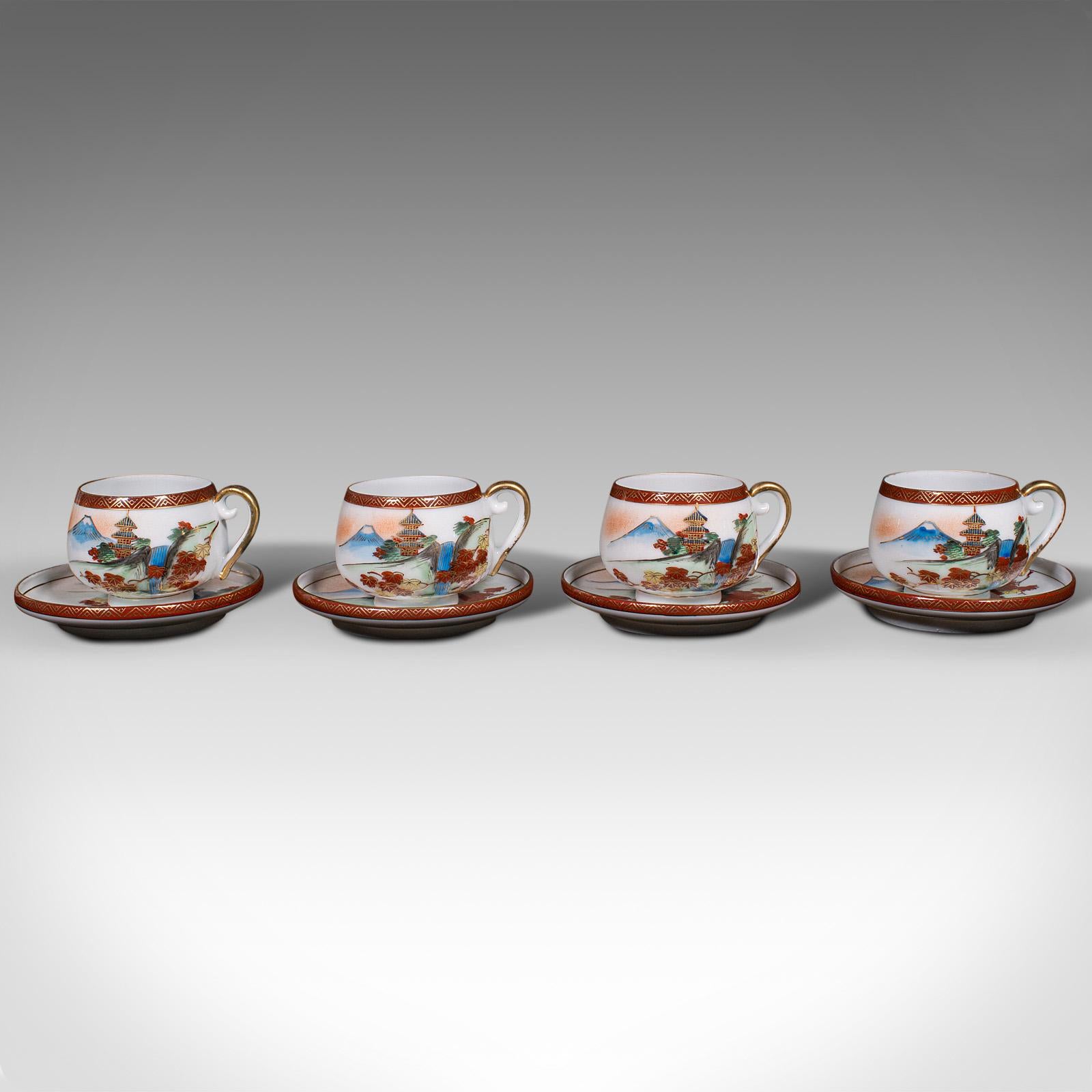 Dies ist ein Vintage-Teeservice für 4 Personen. Japanisches Teekannen- und Tassenservice aus Keramik in der Art der Arita-Ware, aus der späten Art-Déco-Periode, um 1940.

Hübsch dekoriertes Teeservice mit charmantem Landschaftsmotiv
Mit