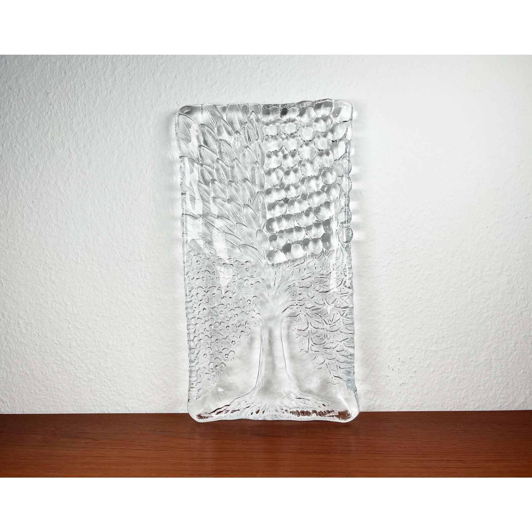 Vintage 4 Seasons Tree Design Glass Cake Plate von Riedel Glas, 1970er Jahre, in sehr gutem Zustand. Entworfen 1970 bis 1979.
Offizielle Echtheitsnachweise wie Vintage-Kataloge, Designer-Aufzeichnungen oder andere Literaturquellen sind